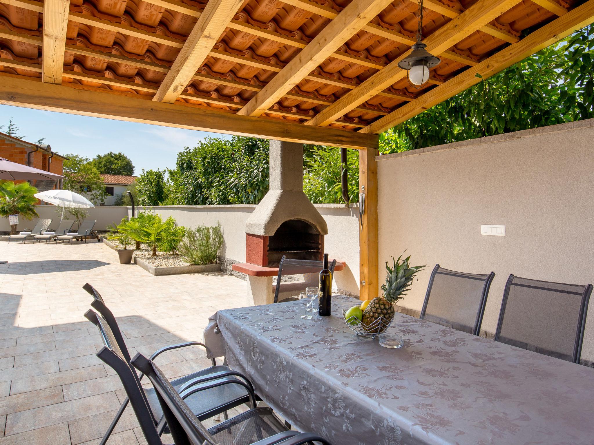 Photo 6 - Maison de 4 chambres à Krk avec piscine privée et jardin