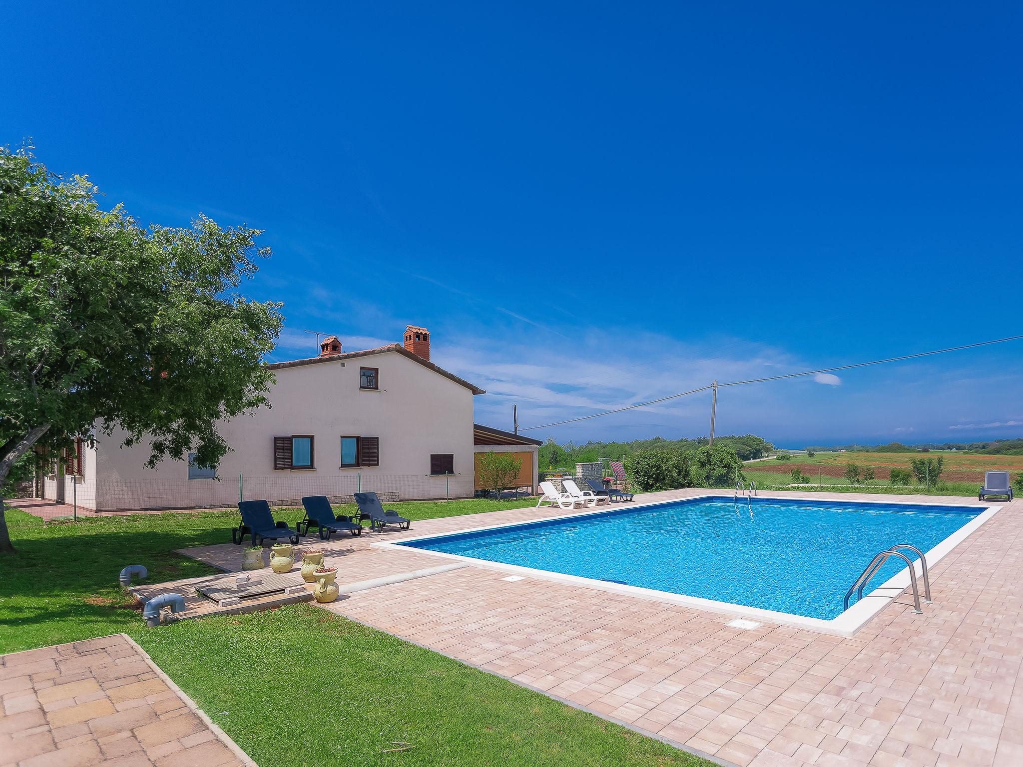 Foto 5 - Casa de 2 quartos em Umag com piscina e vistas do mar