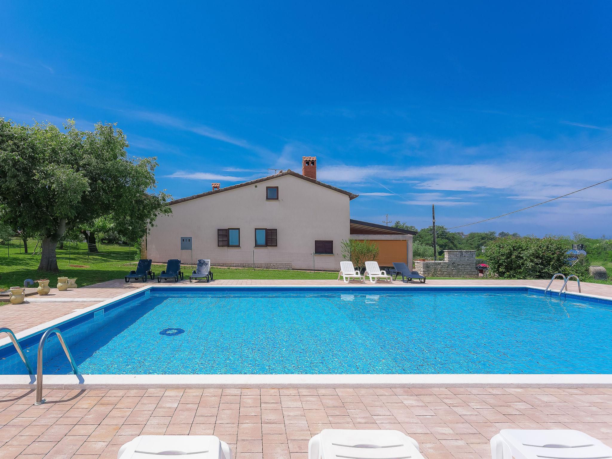 Foto 2 - Casa con 2 camere da letto a Umag con piscina e vista mare