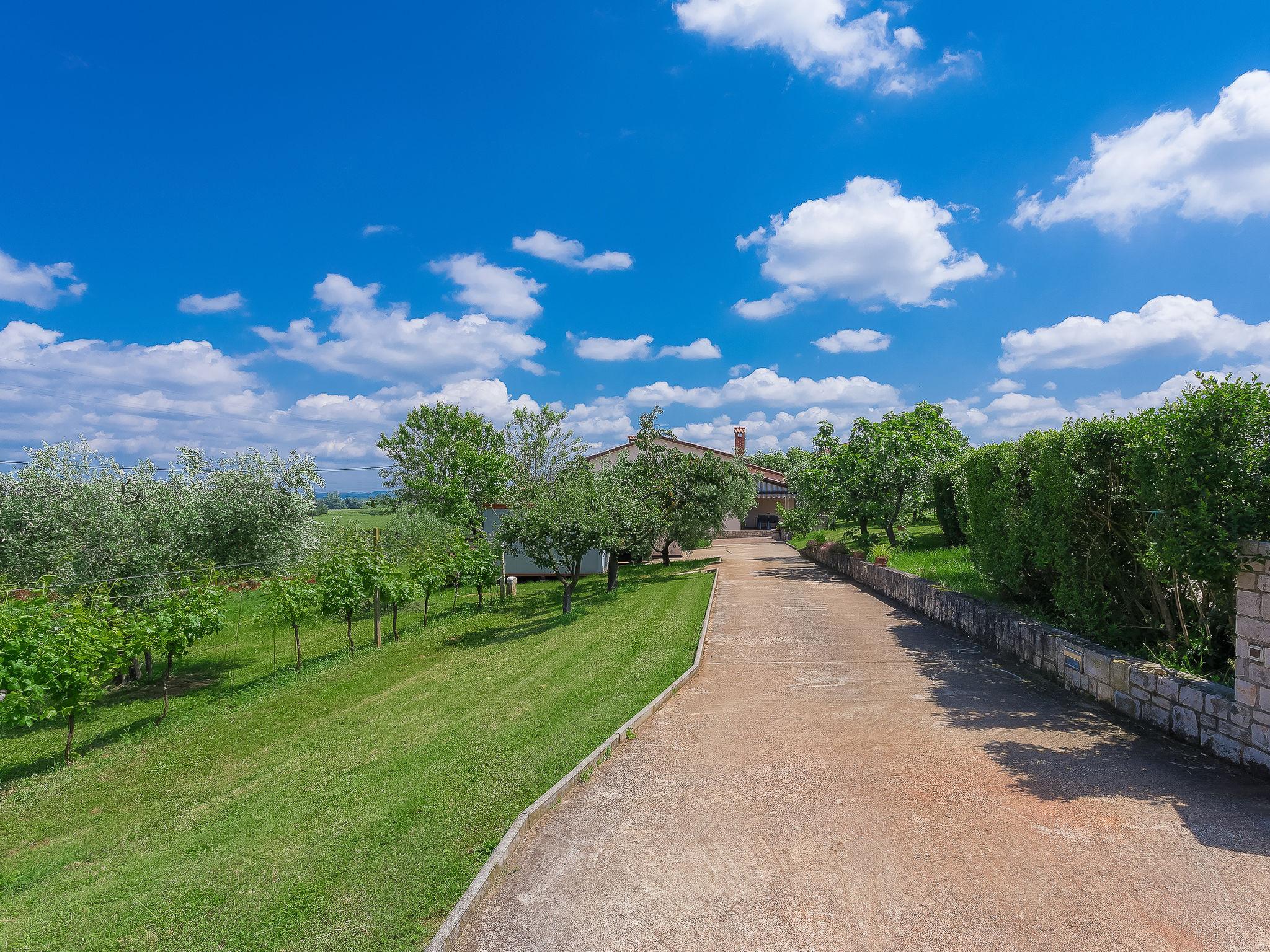 Foto 17 - Casa con 2 camere da letto a Umag con giardino e terrazza