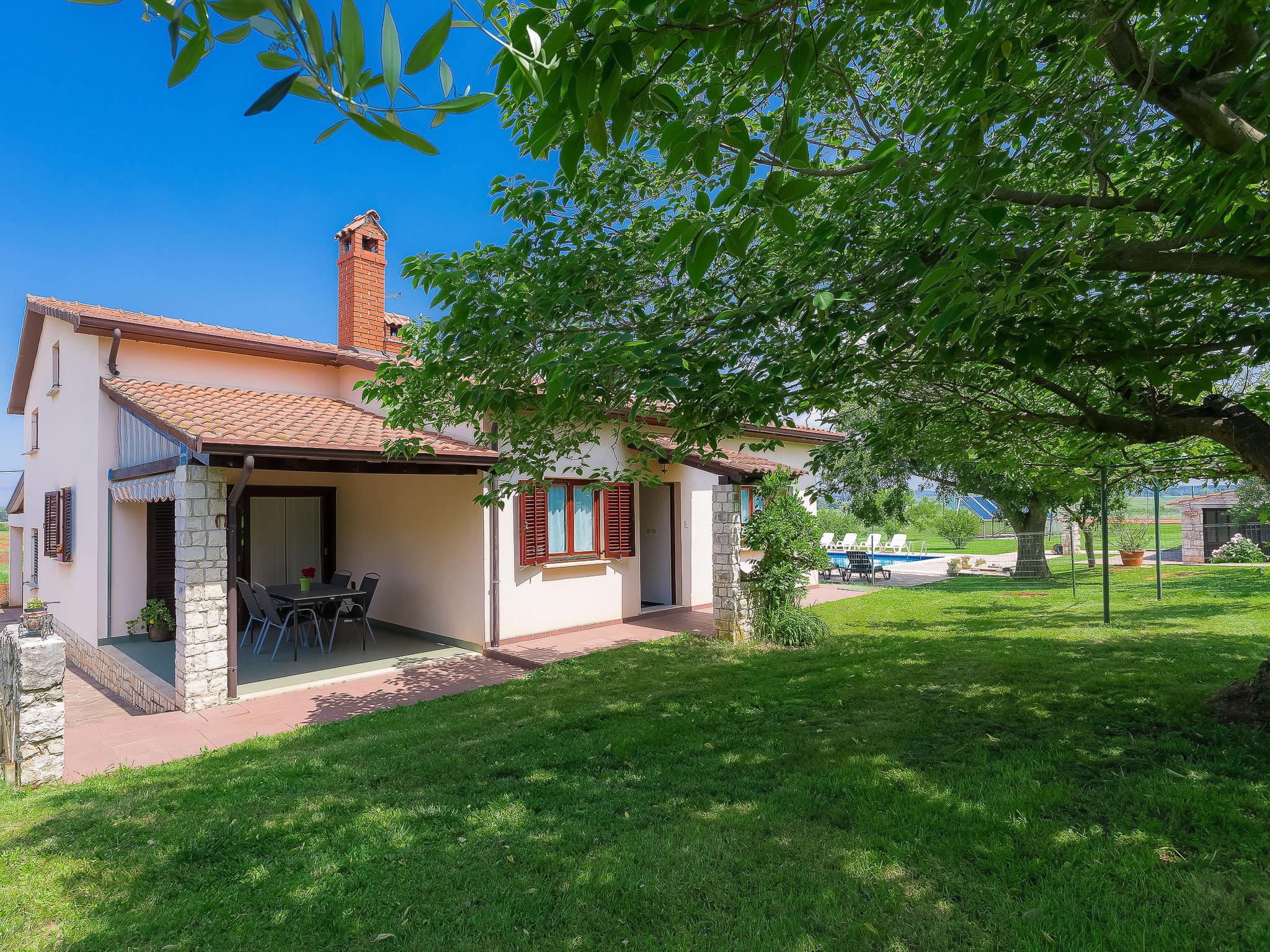 Photo 1 - Maison de 2 chambres à Umag avec piscine et vues à la mer