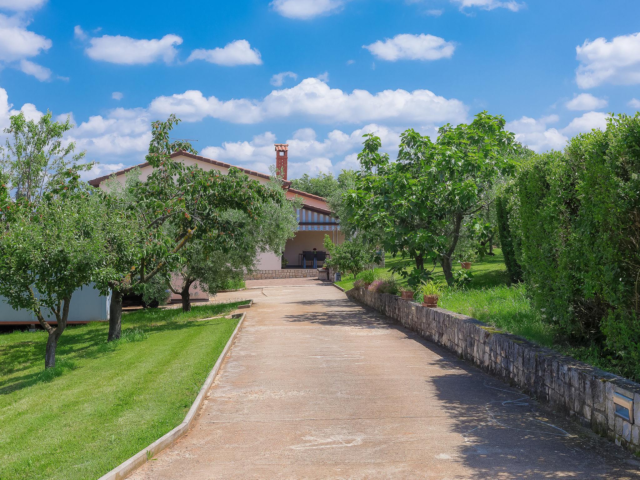 Photo 10 - Maison de 2 chambres à Umag avec jardin et terrasse