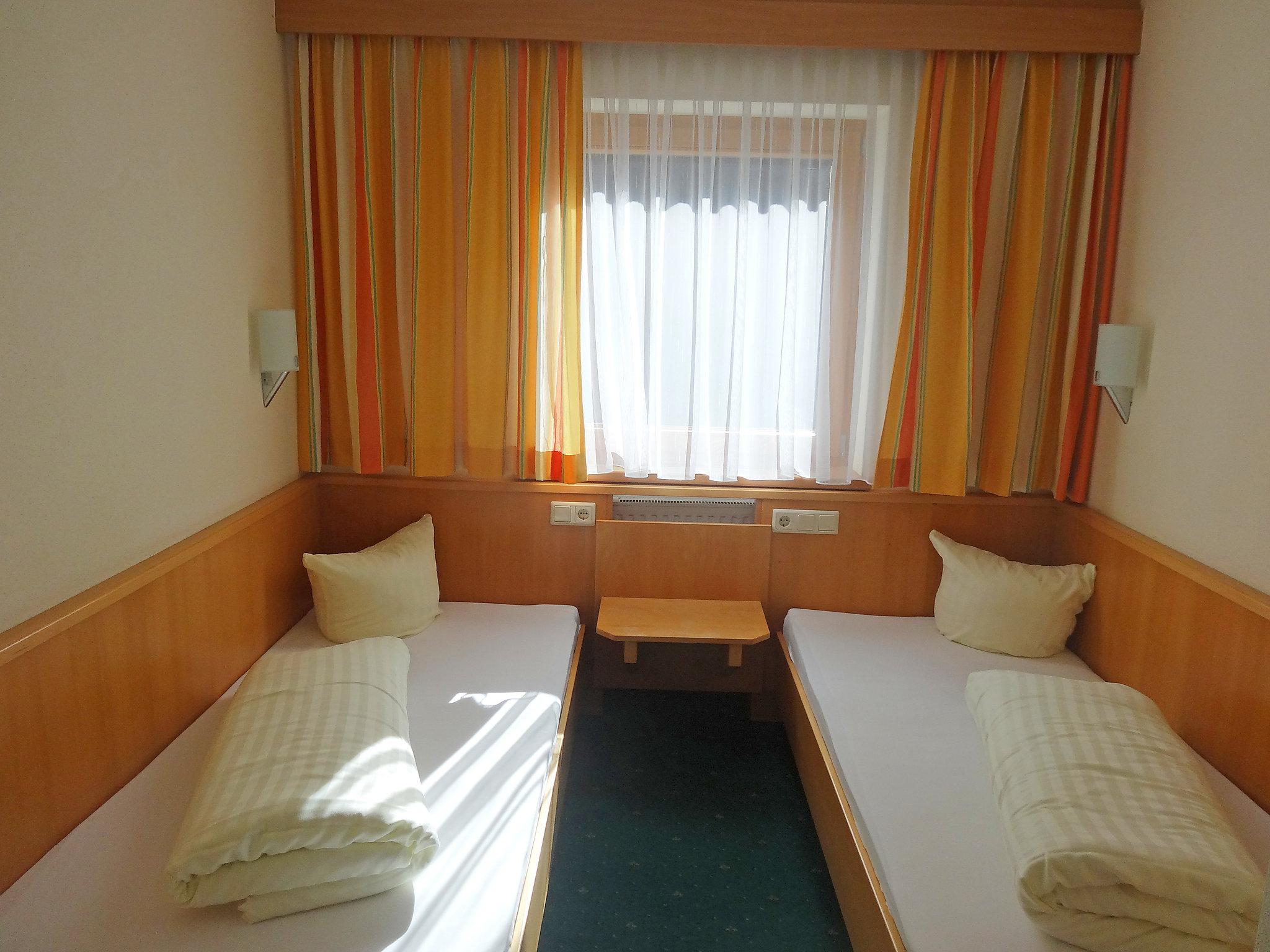 Foto 9 - Appartamento con 2 camere da letto a Sankt Leonhard im Pitztal con giardino e vista sulle montagne