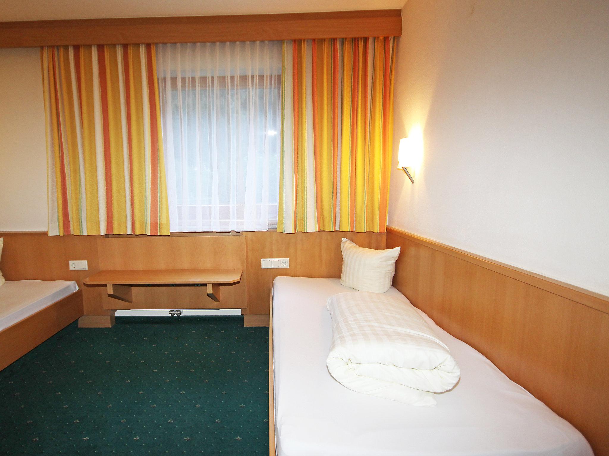 Foto 8 - Appartamento con 2 camere da letto a Sankt Leonhard im Pitztal con giardino e vista sulle montagne