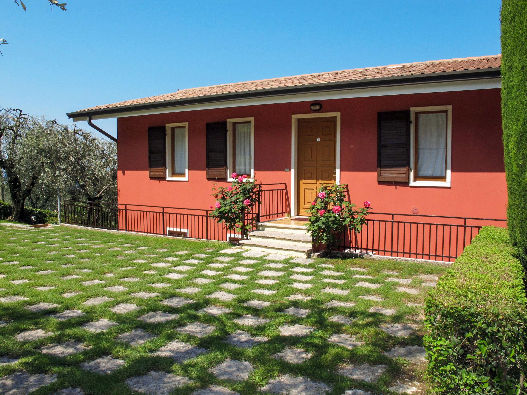 Foto 3 - Apartamento de 2 quartos em Torri del Benaco com piscina e vista para a montanha