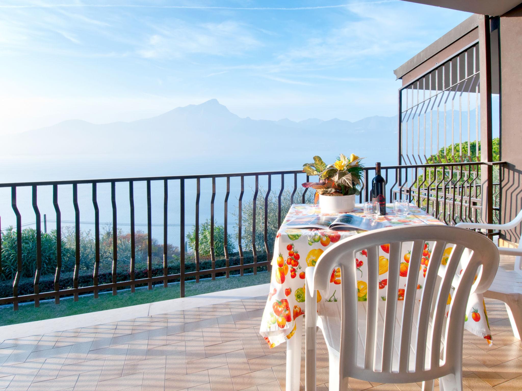 Foto 20 - Appartamento con 3 camere da letto a Torri del Benaco con piscina e vista sulle montagne