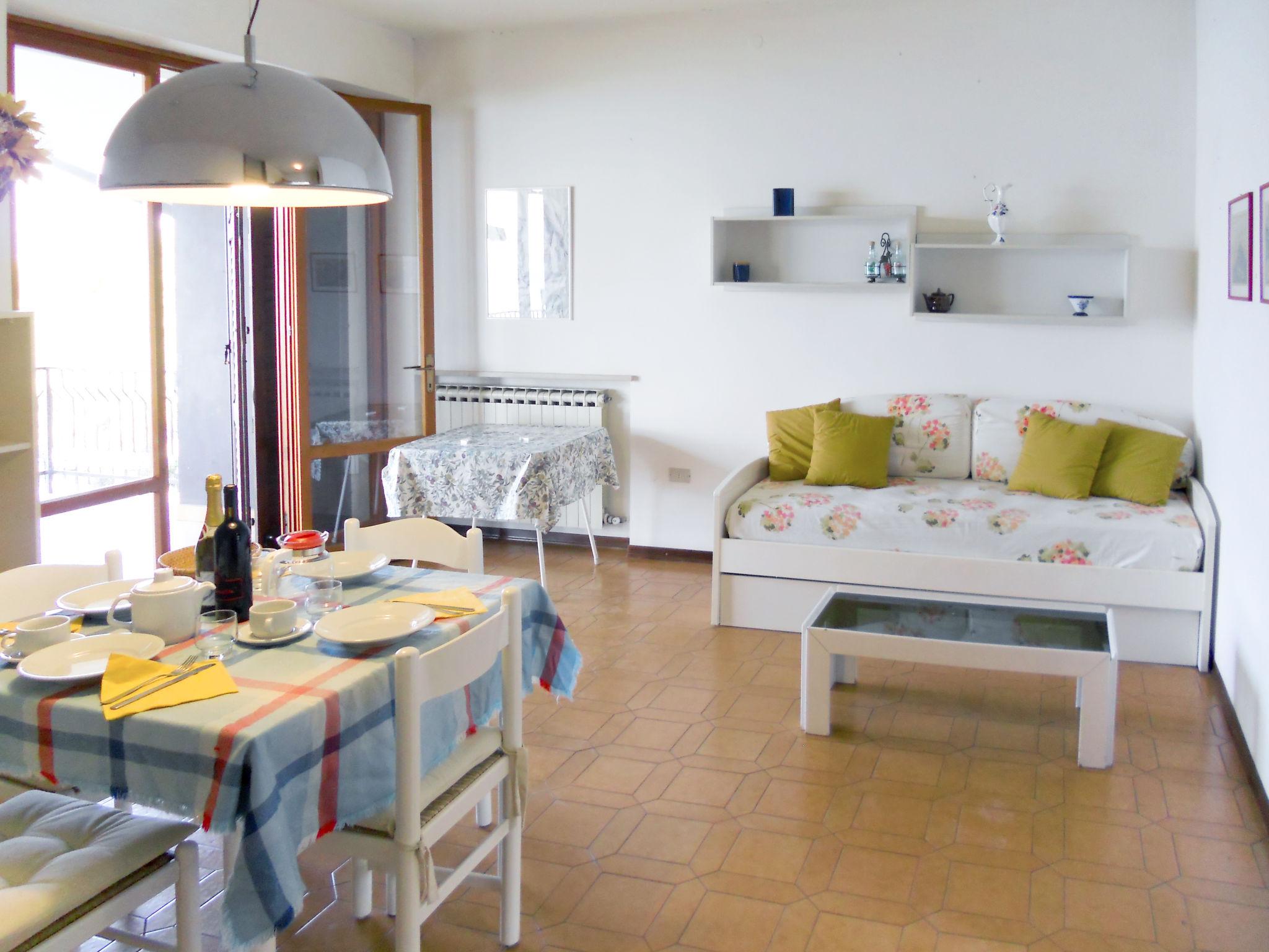 Photo 8 - 3 bedroom Apartment in Torri del Benaco with swimming pool and mountain view