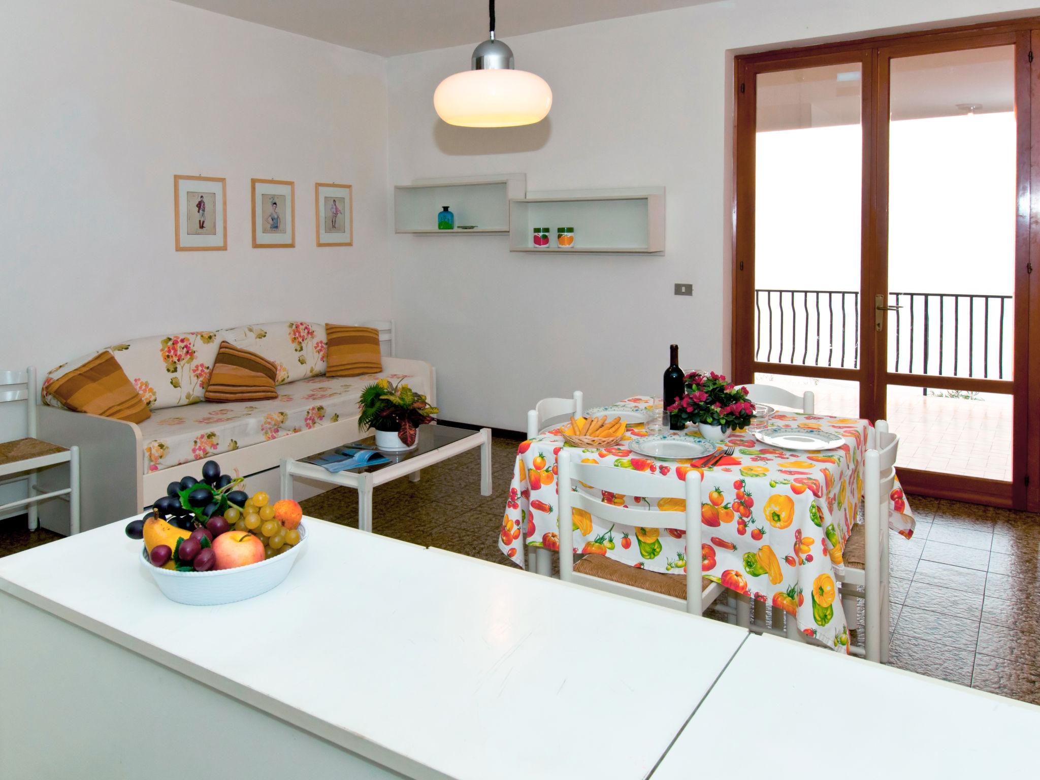 Foto 6 - Apartment mit 3 Schlafzimmern in Torri del Benaco mit schwimmbad und blick auf die berge