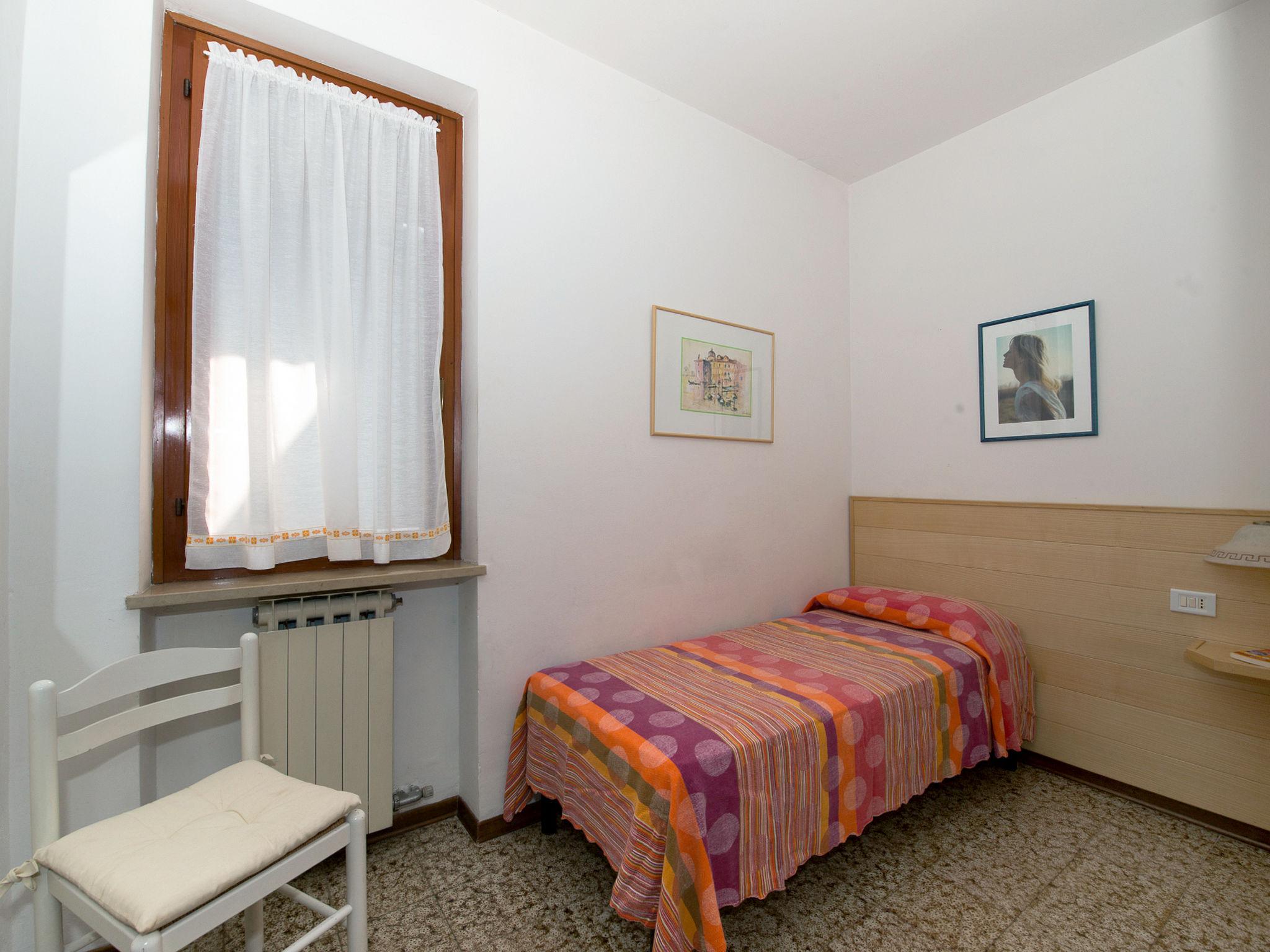 Foto 14 - Appartamento con 3 camere da letto a Torri del Benaco con piscina e giardino