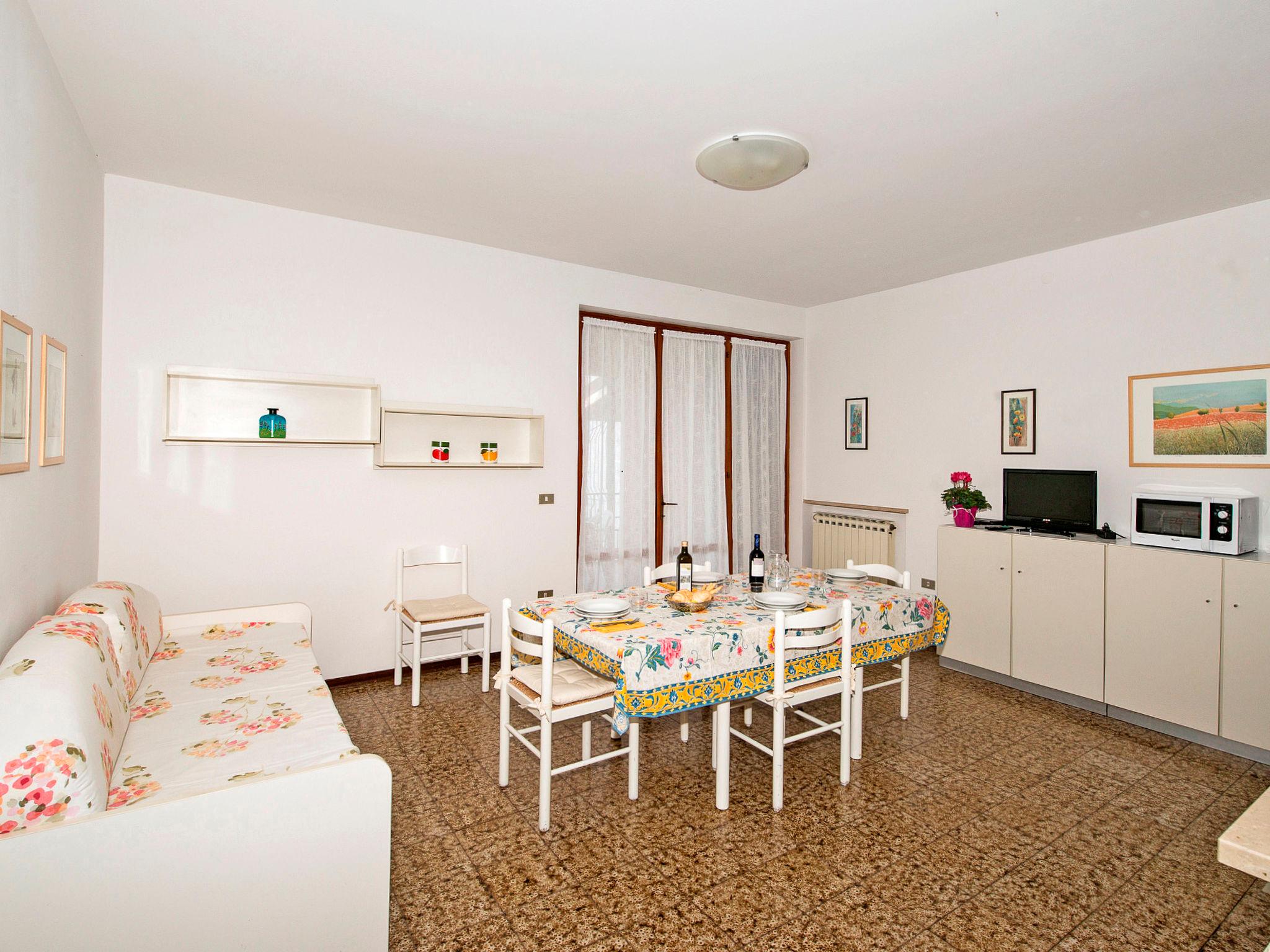 Photo 10 - 3 bedroom Apartment in Torri del Benaco with swimming pool and garden