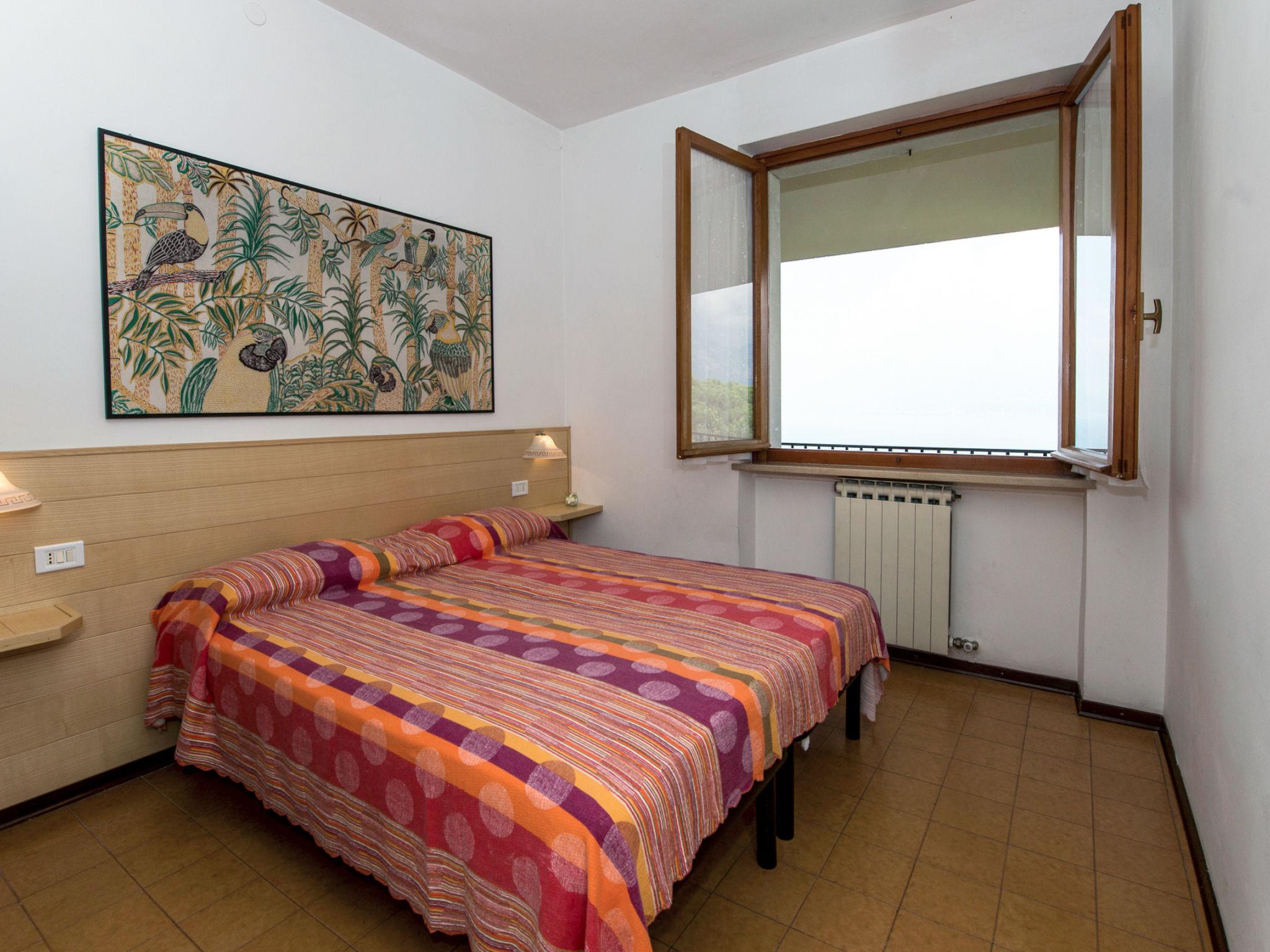 Foto 12 - Appartamento con 3 camere da letto a Torri del Benaco con piscina e giardino