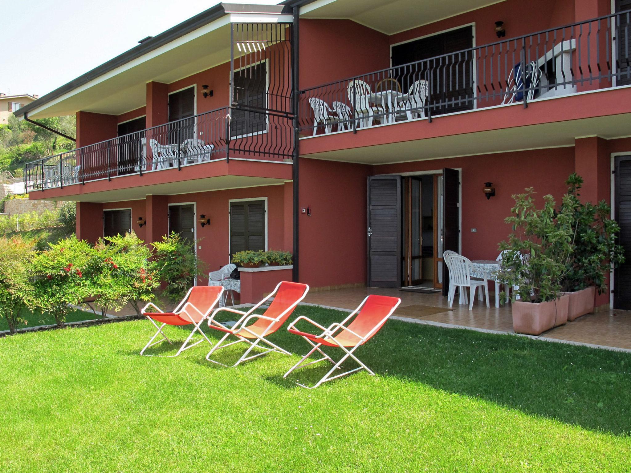 Foto 3 - Apartamento de 3 quartos em Torri del Benaco com piscina e jardim