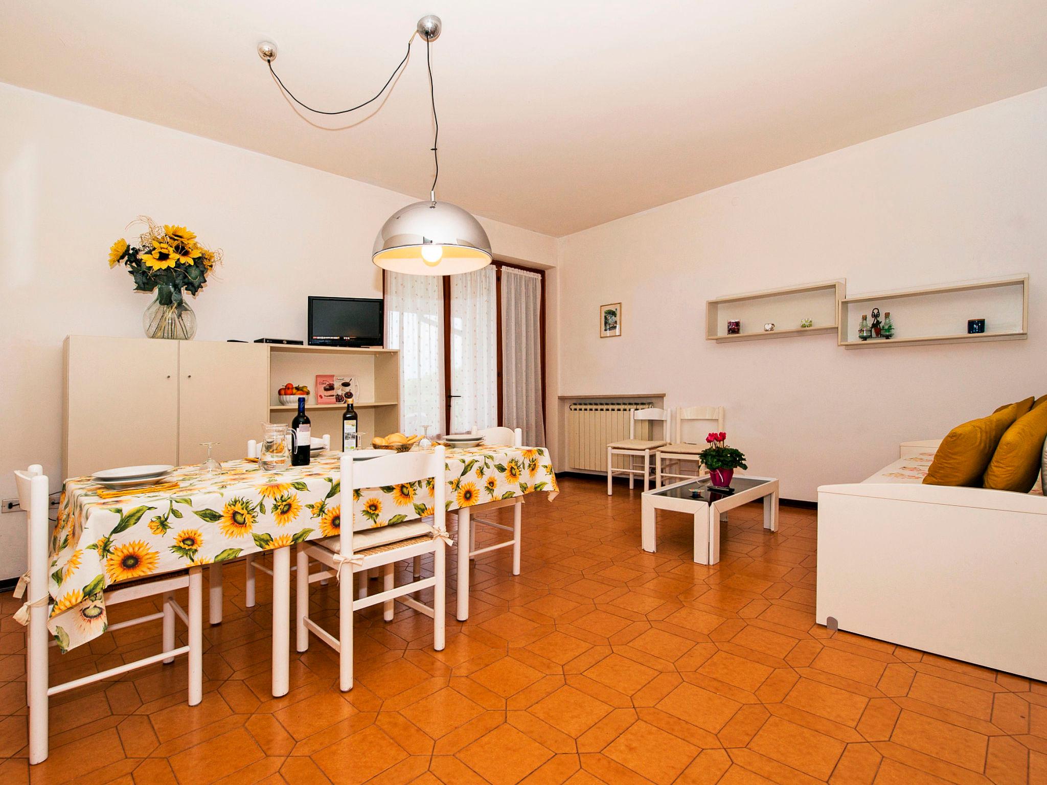 Photo 7 - 3 bedroom Apartment in Torri del Benaco with swimming pool and mountain view