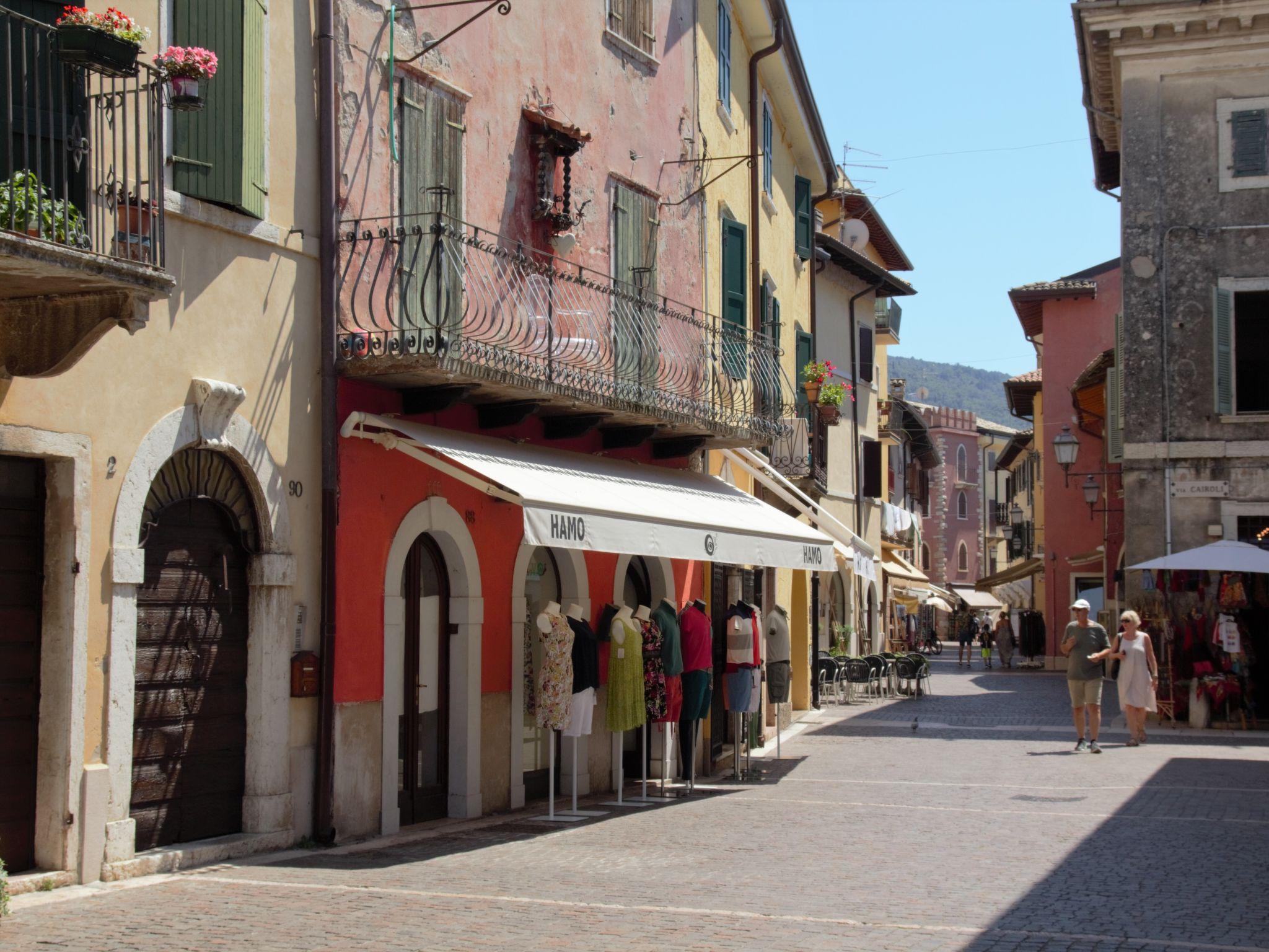 Photo 27 - 2 bedroom Apartment in Torri del Benaco with swimming pool and mountain view