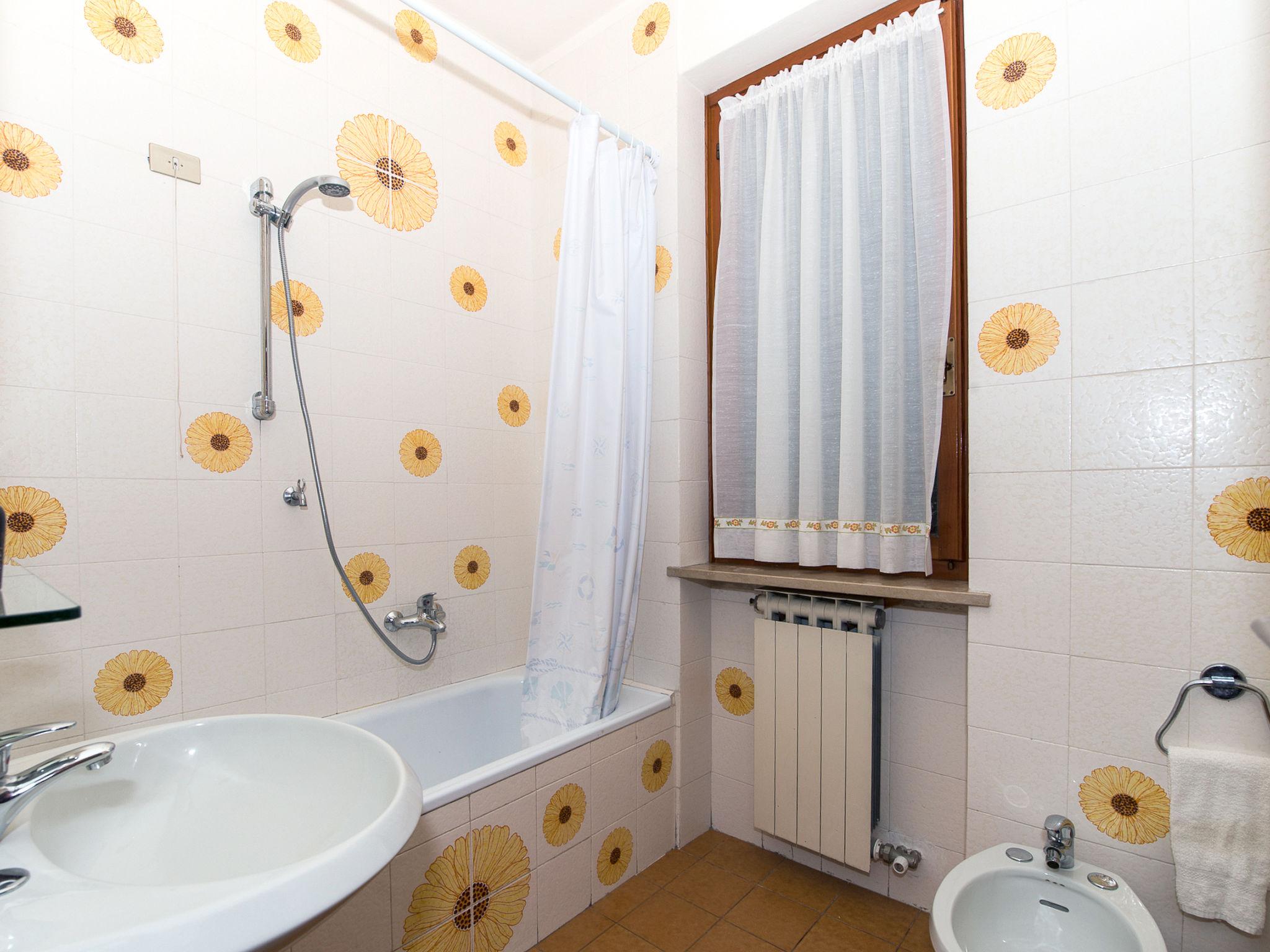 Foto 15 - Apartamento de 3 quartos em Torri del Benaco com piscina e jardim