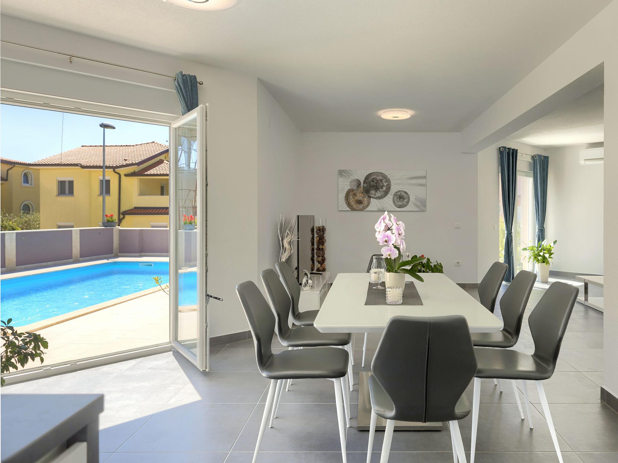 Photo 2 - Maison de 4 chambres à Umag avec piscine privée et terrasse