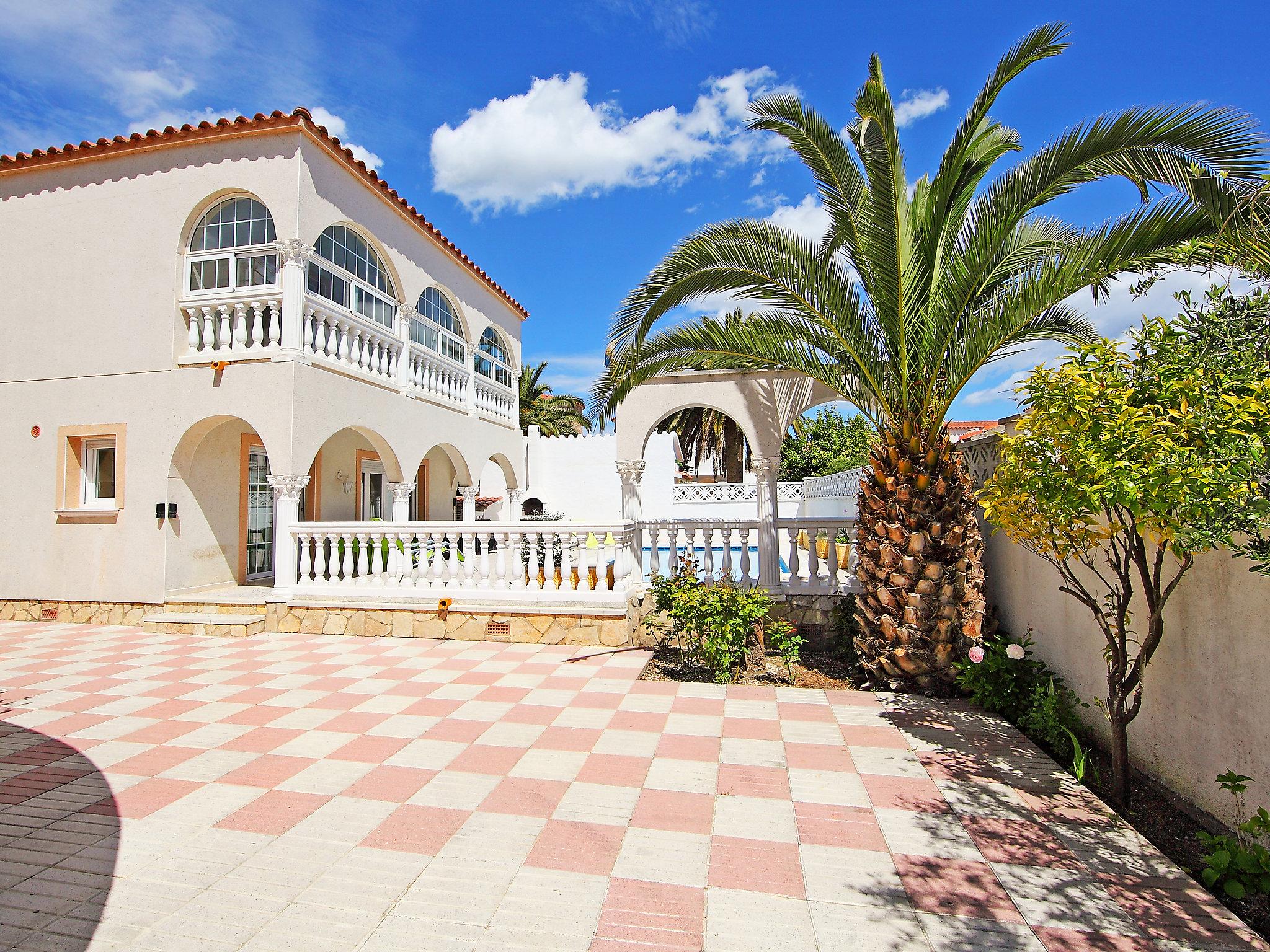 Foto 16 - Casa de 3 quartos em Castelló d'Empúries com piscina privada e vistas do mar