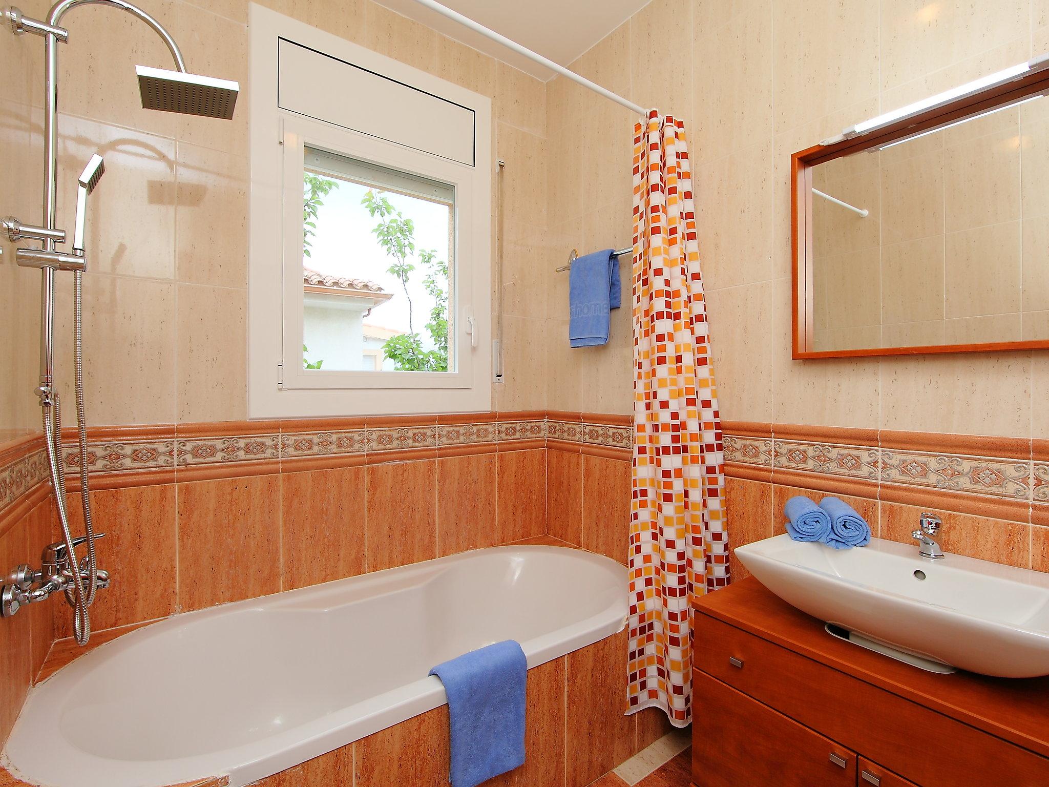 Photo 12 - 3 bedroom House in Castelló d'Empúries with private pool and sea view