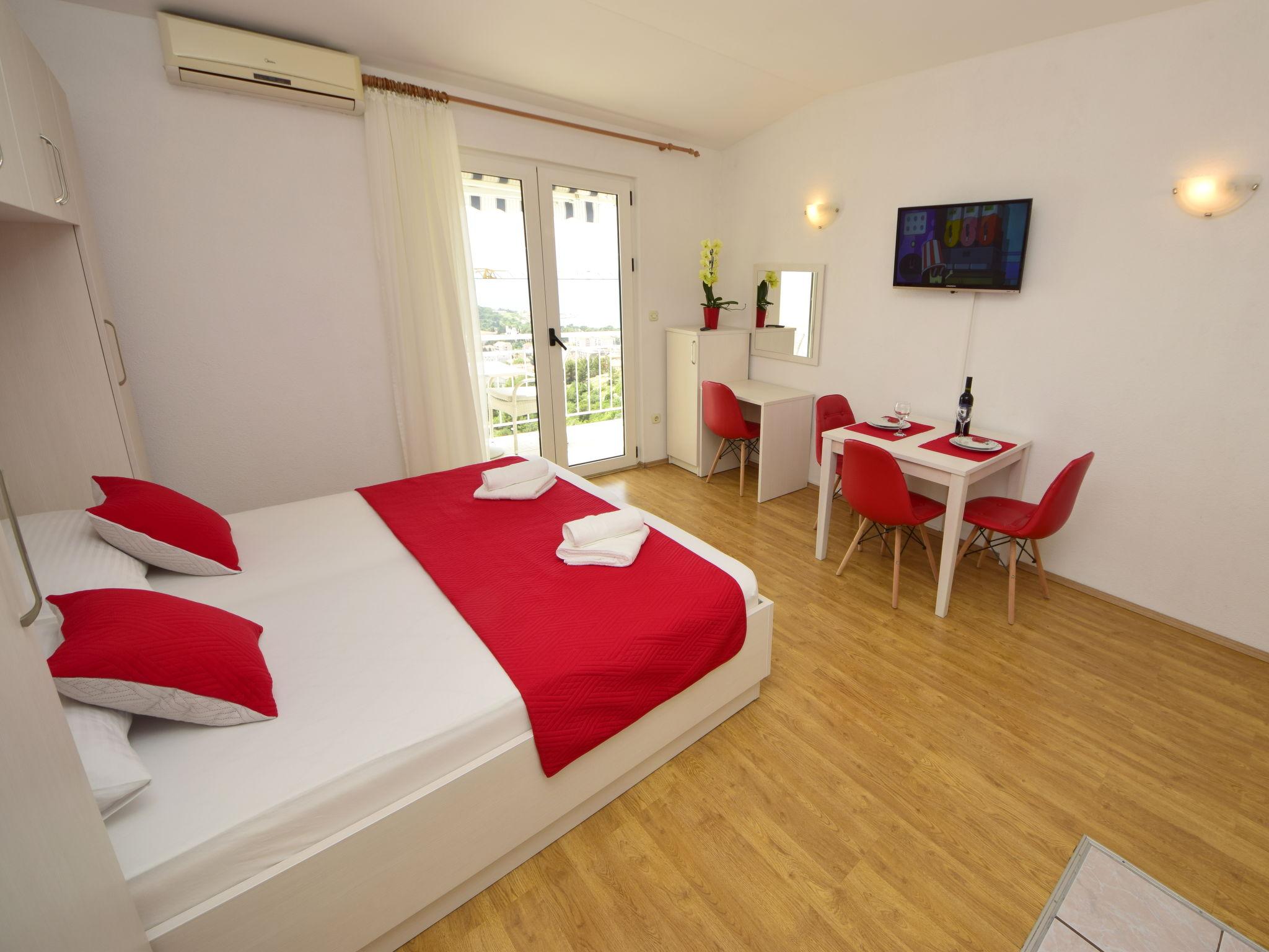 Foto 2 - Apartamento de 2 quartos em Makarska com vistas do mar