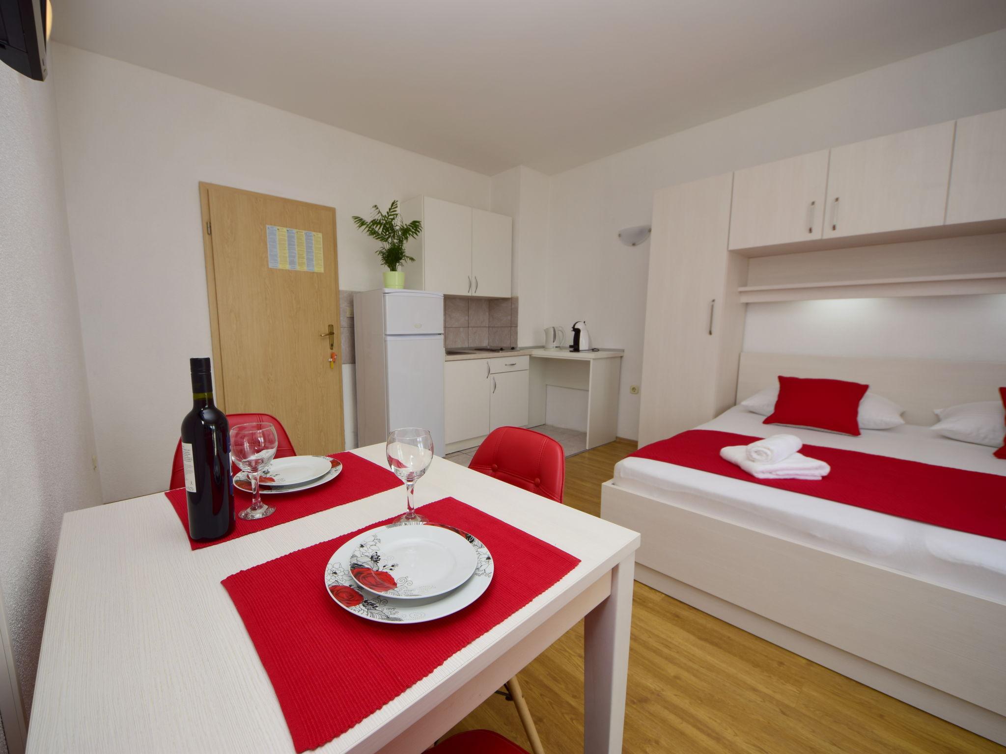 Foto 3 - Appartamento con 2 camere da letto a Makarska con vista mare
