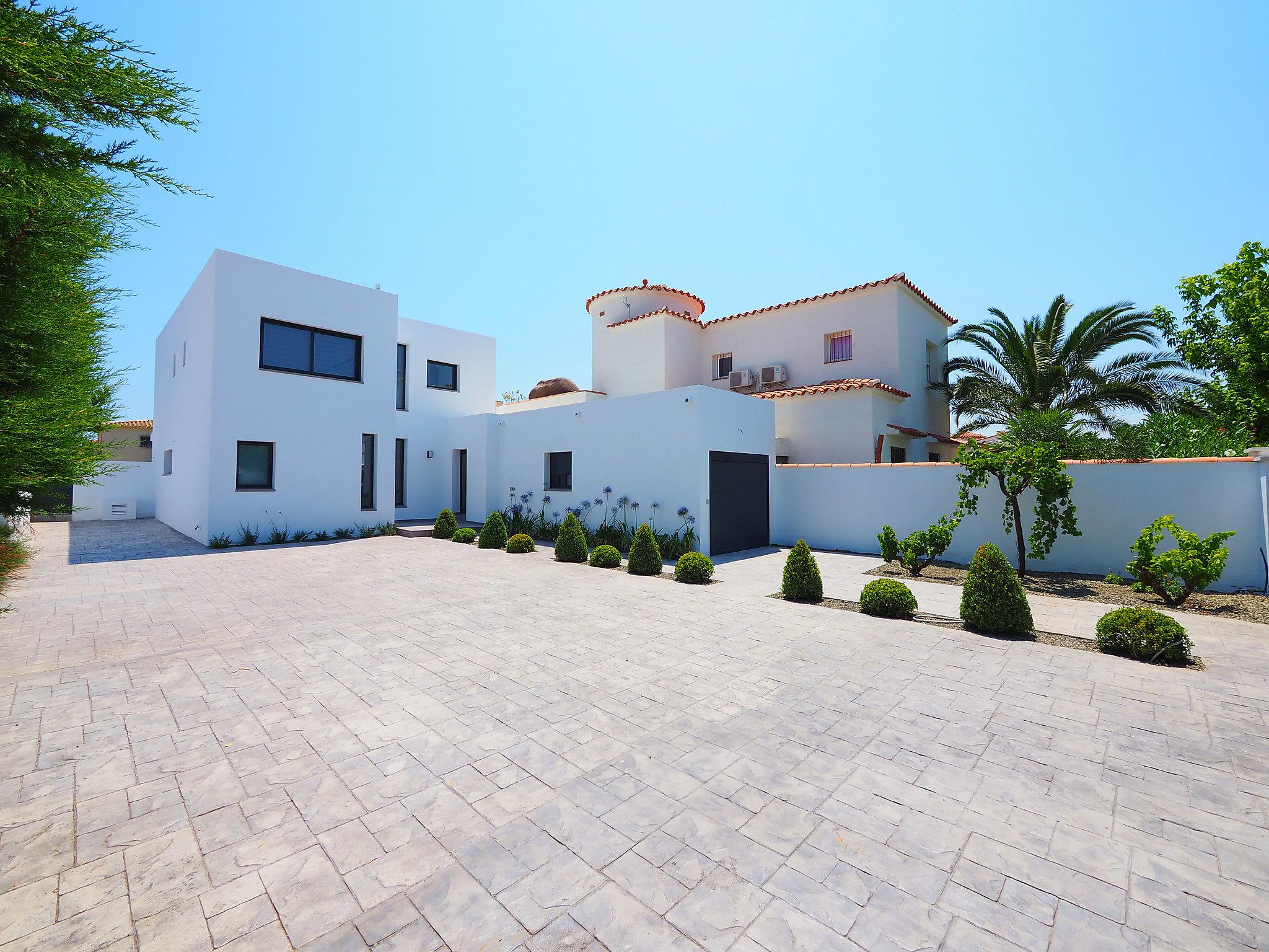 Photo 36 - Maison de 4 chambres à Castelló d'Empúries avec piscine privée et vues à la mer