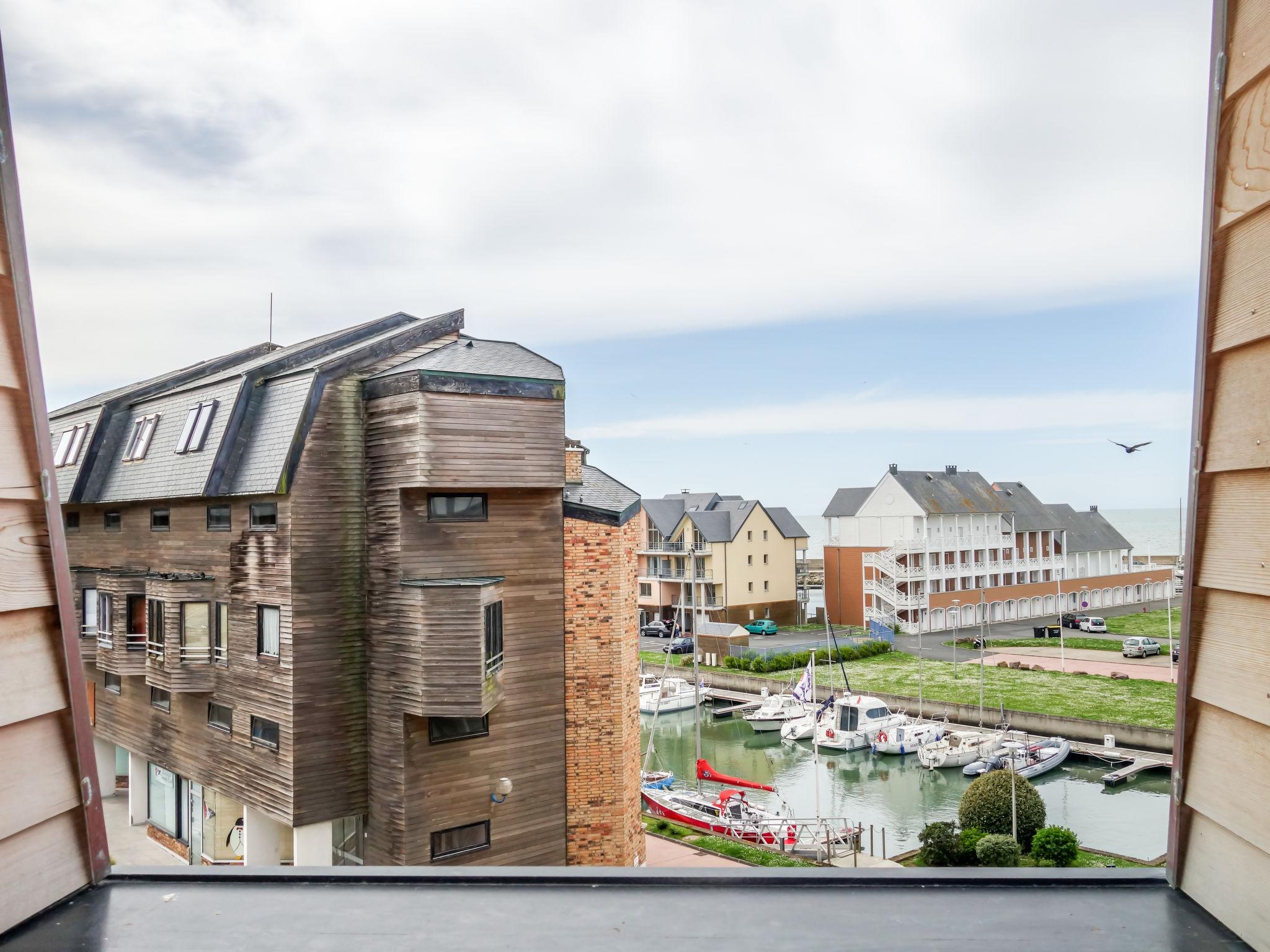 Foto 13 - Apartamento de 1 habitación en Deauville con vistas al mar