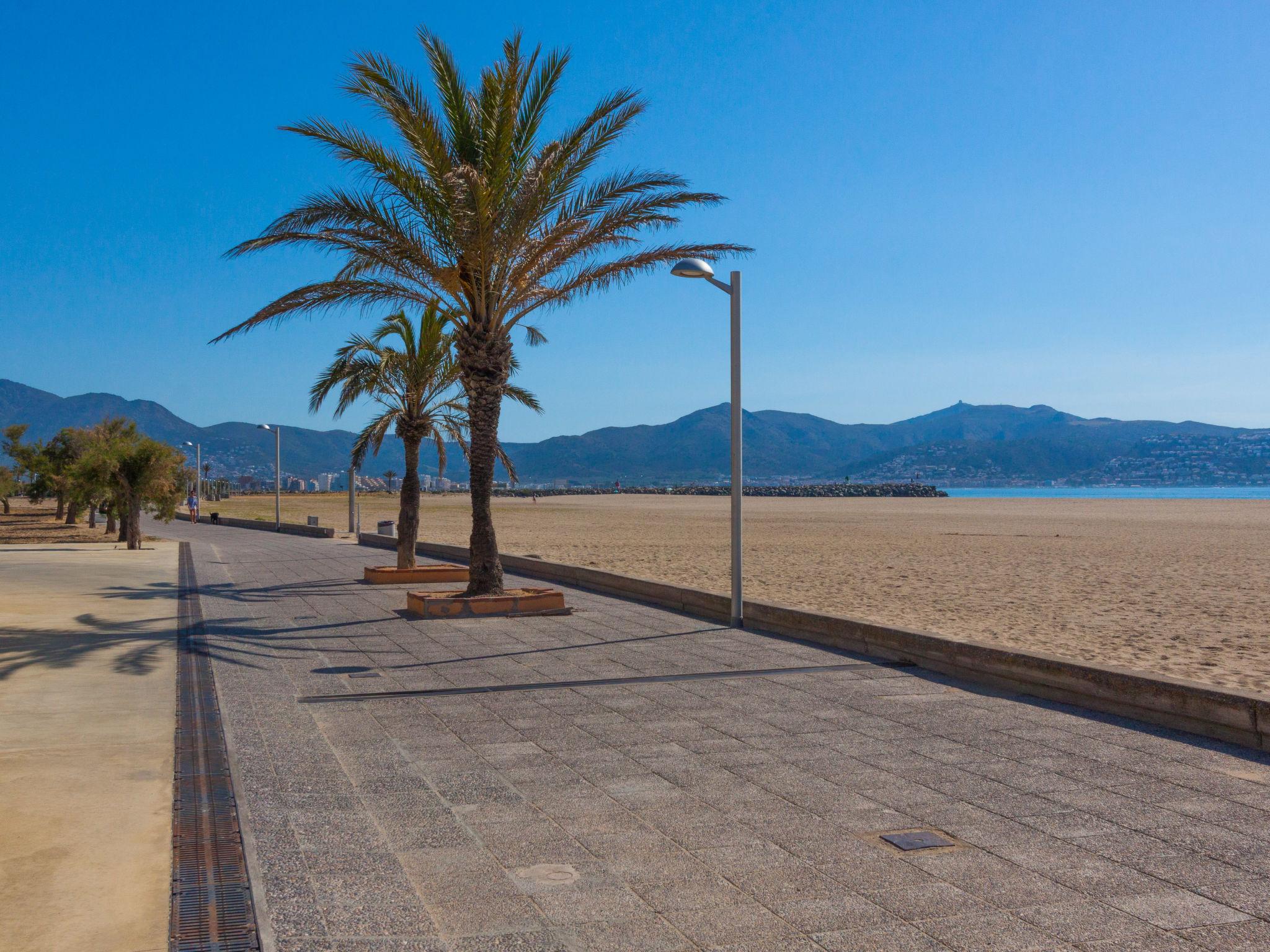 Foto 15 - Apartamento de 1 habitación en Castelló d'Empúries con jardín y vistas al mar