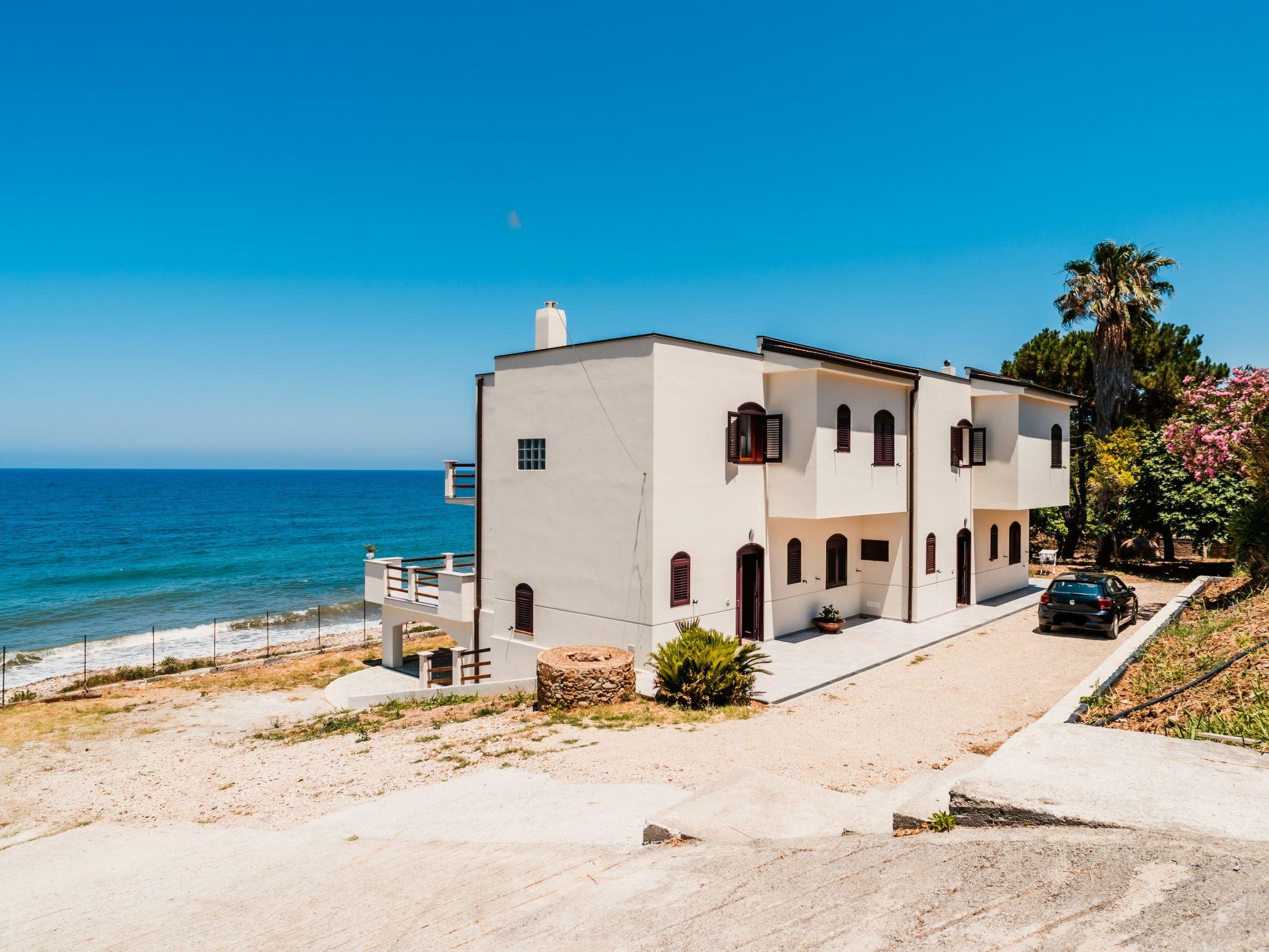 Photo 1 - Maison de 3 chambres à Caronia avec jardin et vues à la mer