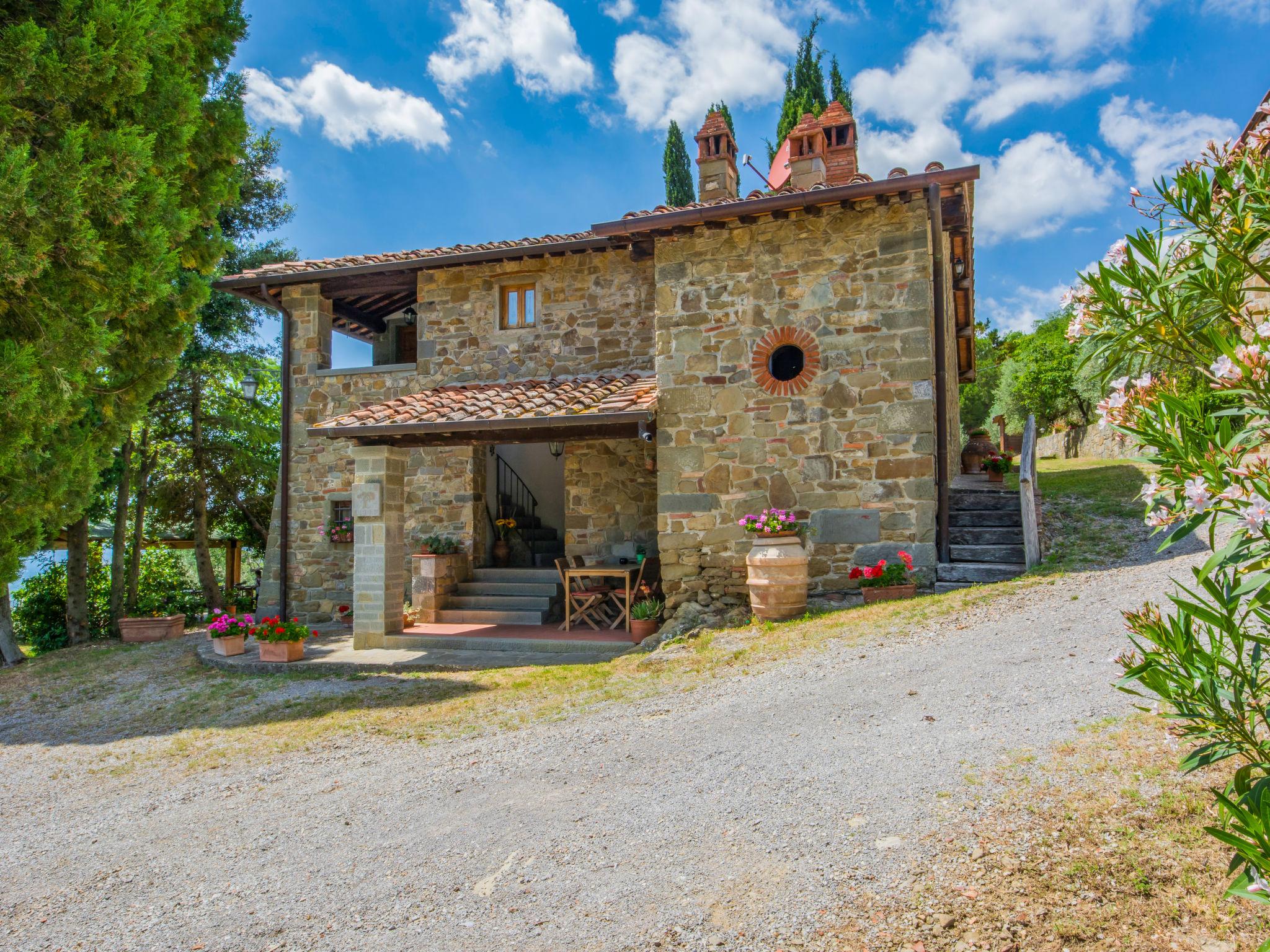 Foto 1 - Casa de 5 habitaciones en Loro Ciuffenna con piscina privada y jardín