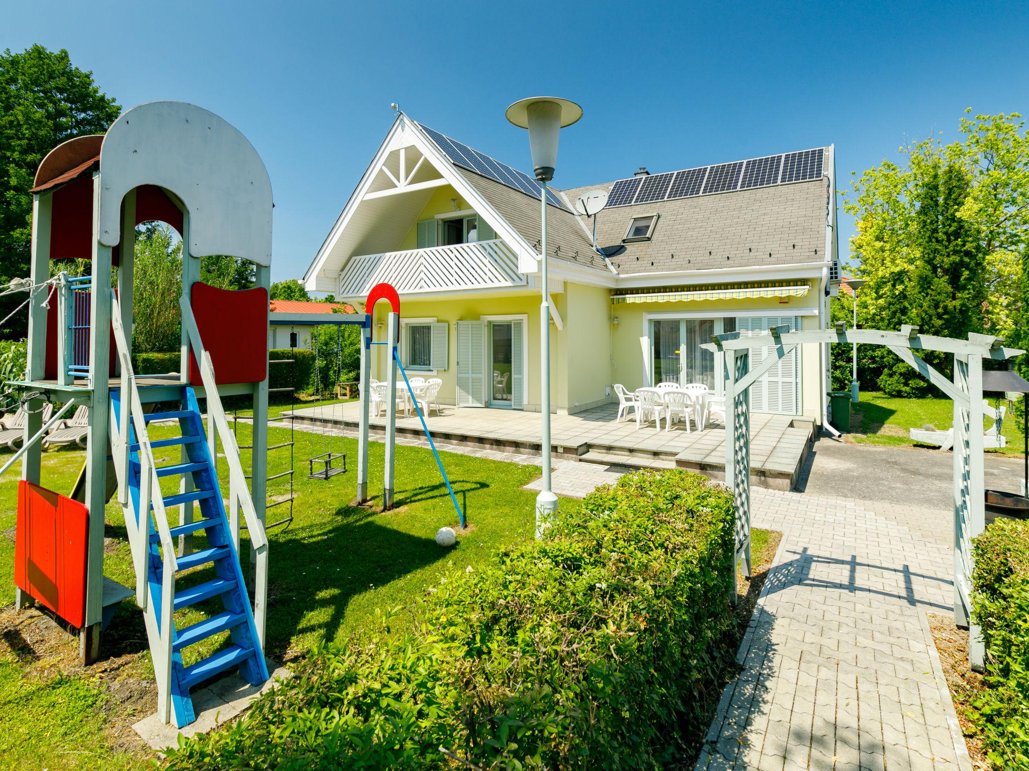 Foto 22 - Casa con 6 camere da letto a Balatonmáriafürdő con piscina privata e giardino