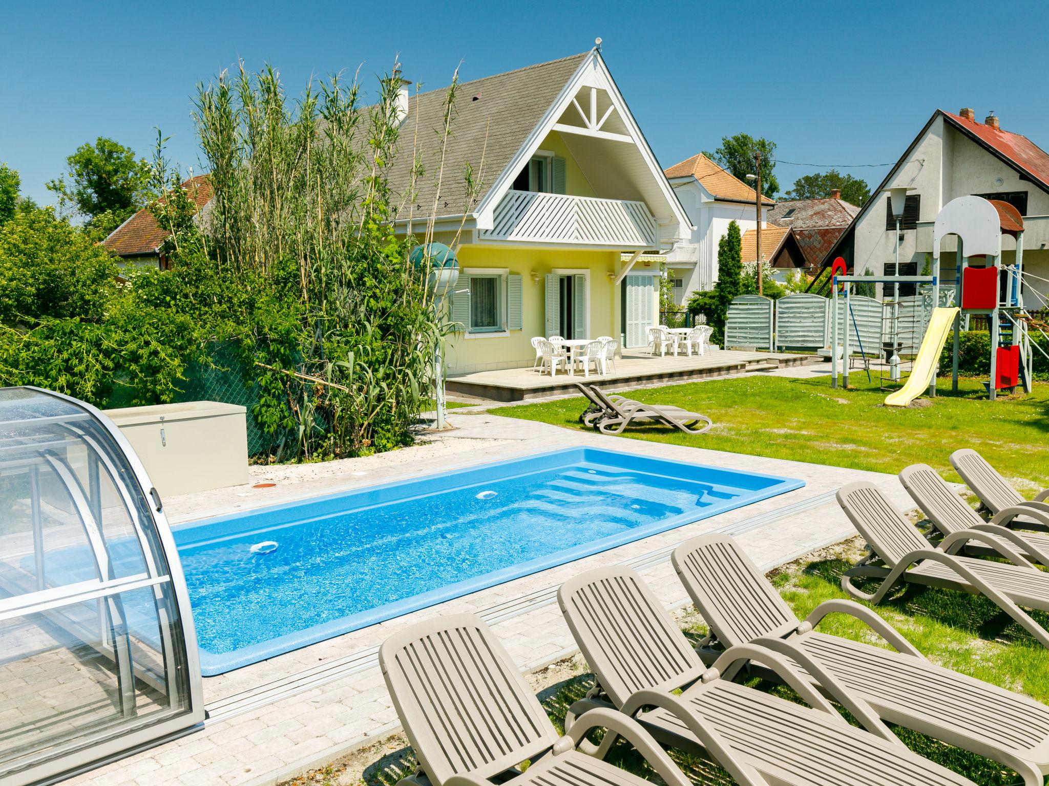 Foto 1 - Casa de 6 habitaciones en Balatonmáriafürdő con piscina privada y jardín