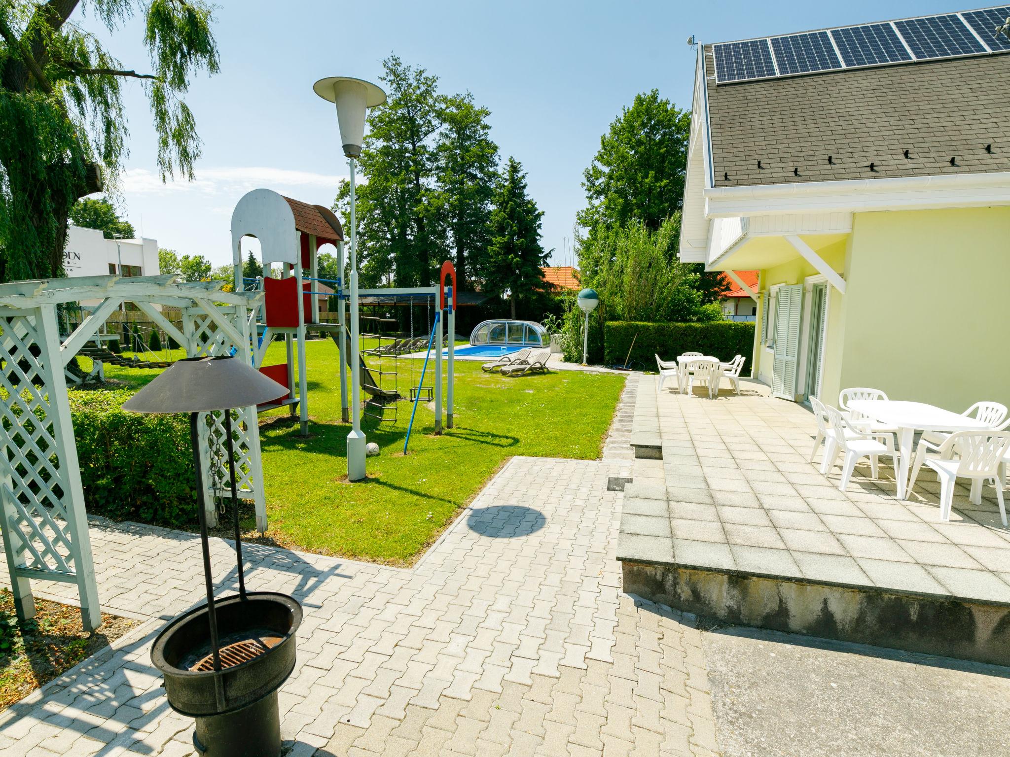 Photo 24 - Maison de 6 chambres à Balatonmáriafürdő avec piscine privée et jardin