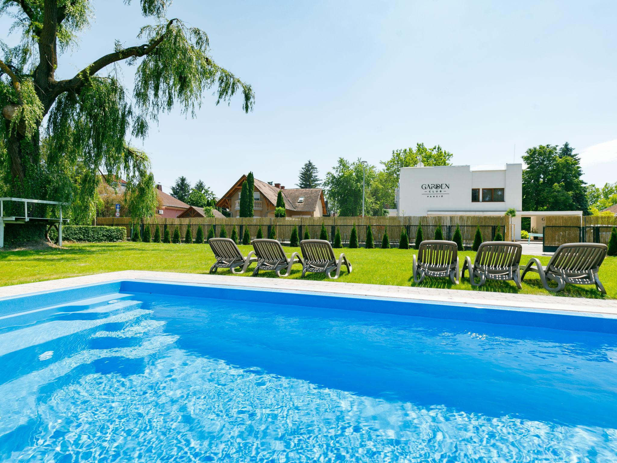 Photo 2 - Maison de 6 chambres à Balatonmáriafürdő avec piscine privée et jardin