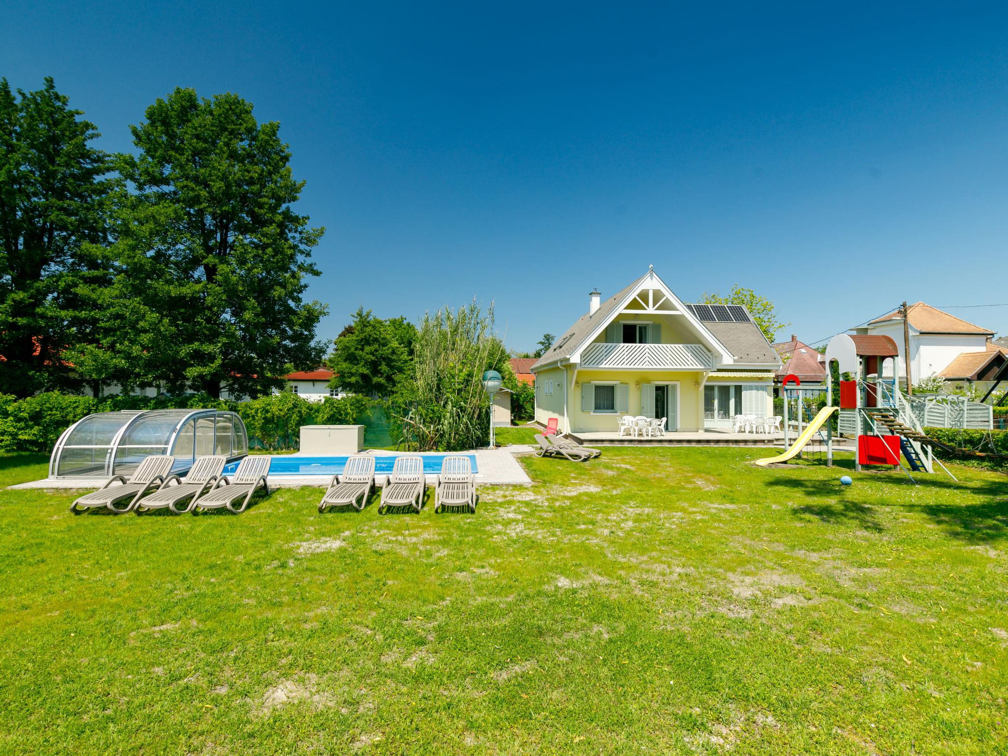 Foto 23 - Casa de 6 habitaciones en Balatonmáriafürdő con piscina privada y jardín