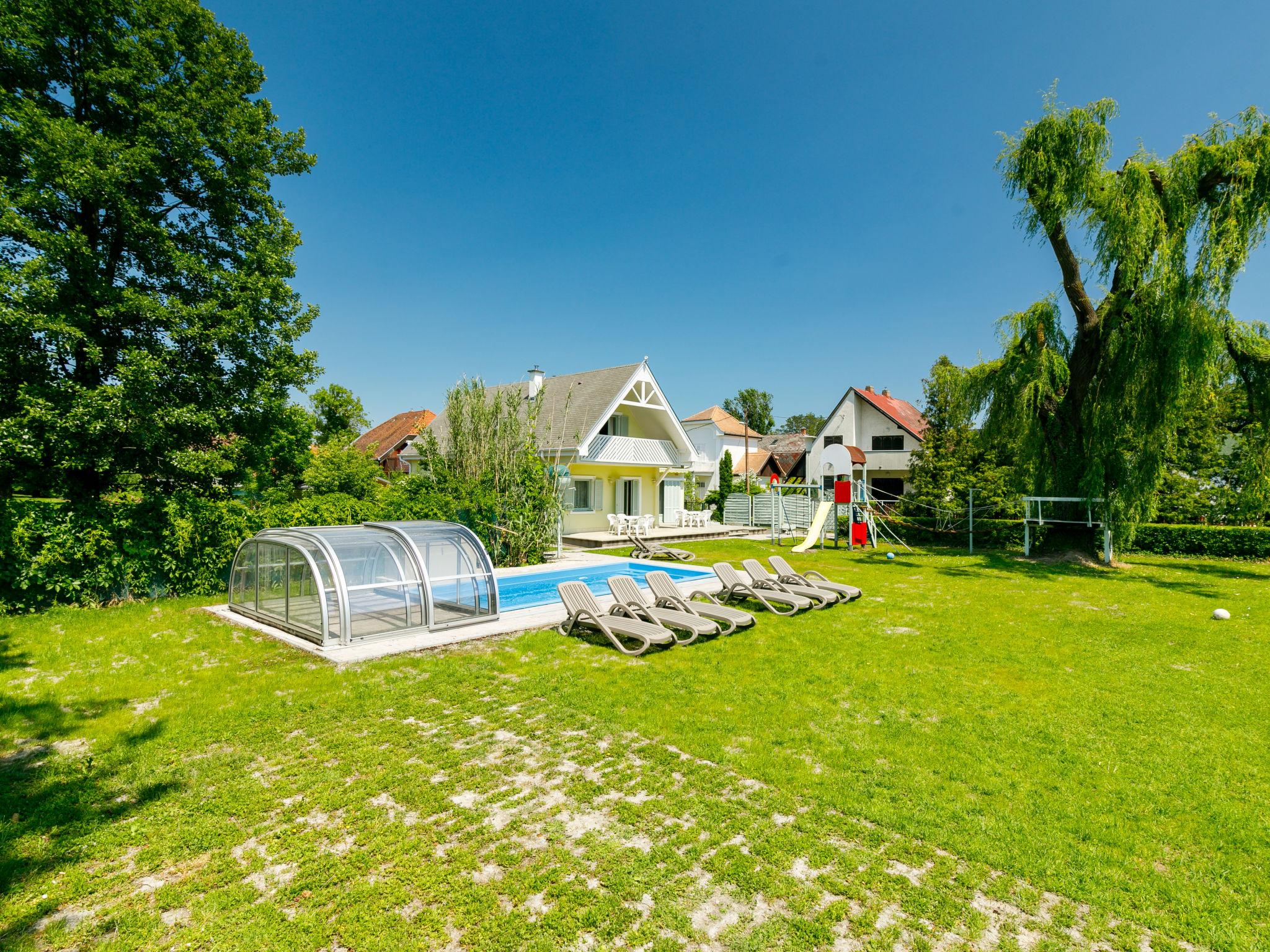 Foto 3 - Casa de 6 habitaciones en Balatonmáriafürdő con piscina privada y jardín