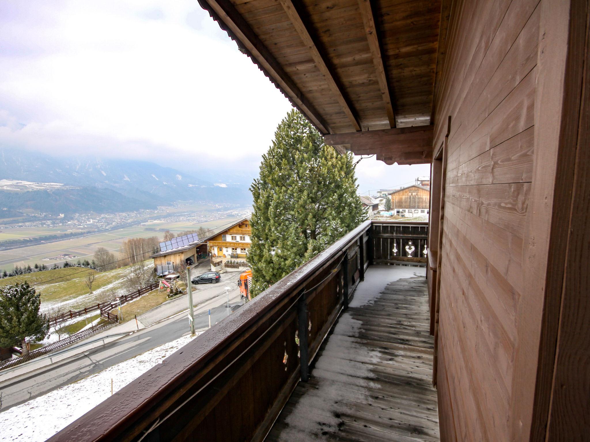 Foto 11 - Appartamento con 2 camere da letto a Pill con terrazza e vista sulle montagne