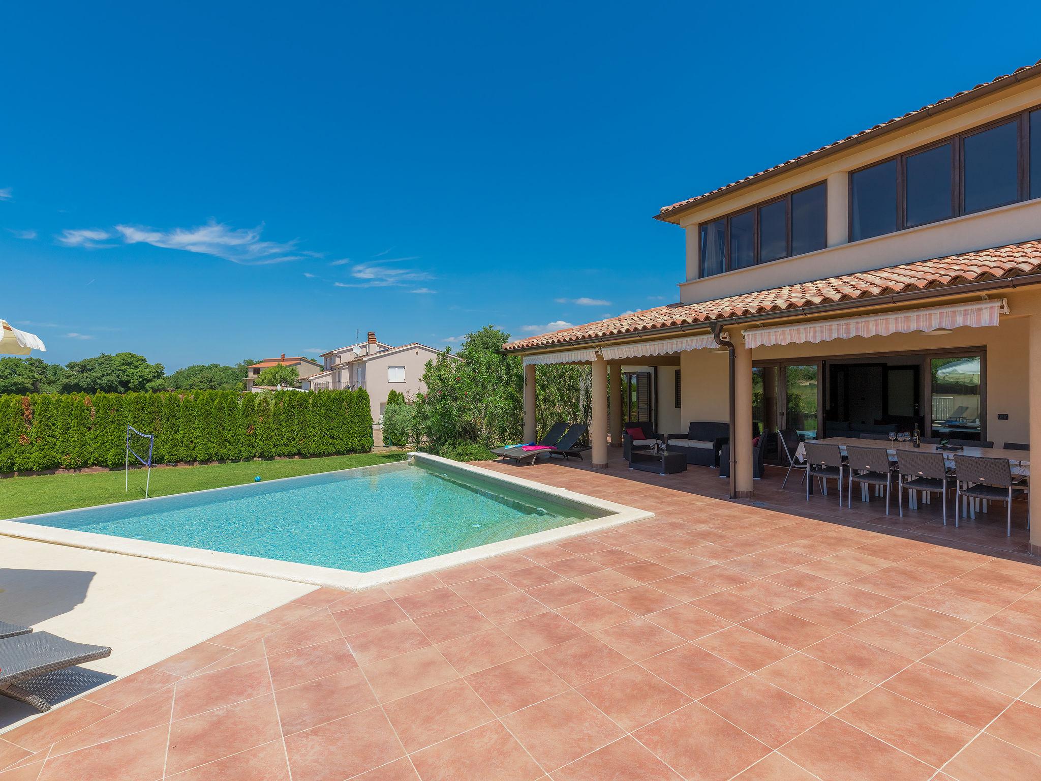 Photo 7 - Maison de 4 chambres à Ližnjan avec piscine privée et vues à la mer