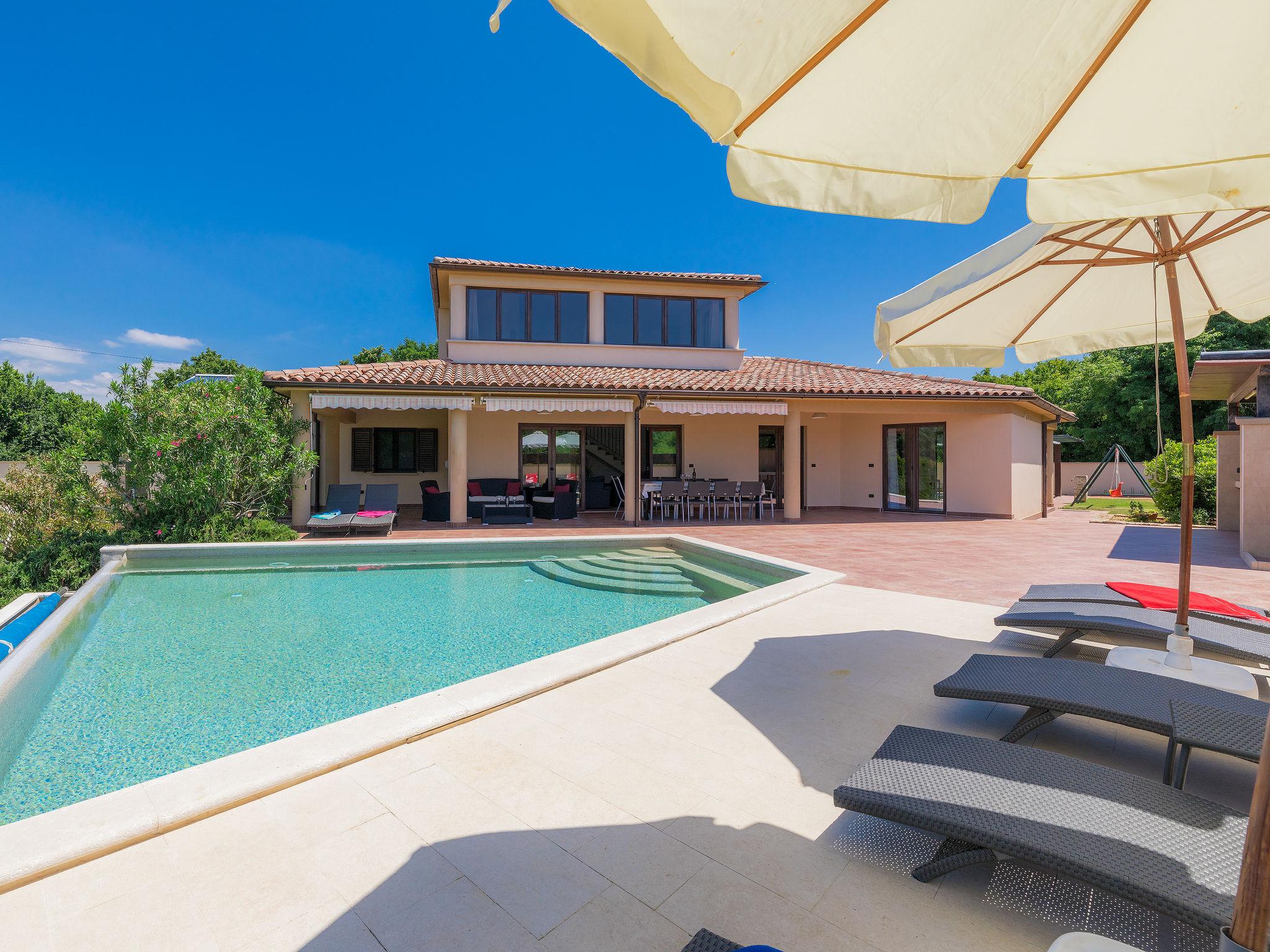 Photo 1 - Maison de 4 chambres à Ližnjan avec piscine privée et vues à la mer