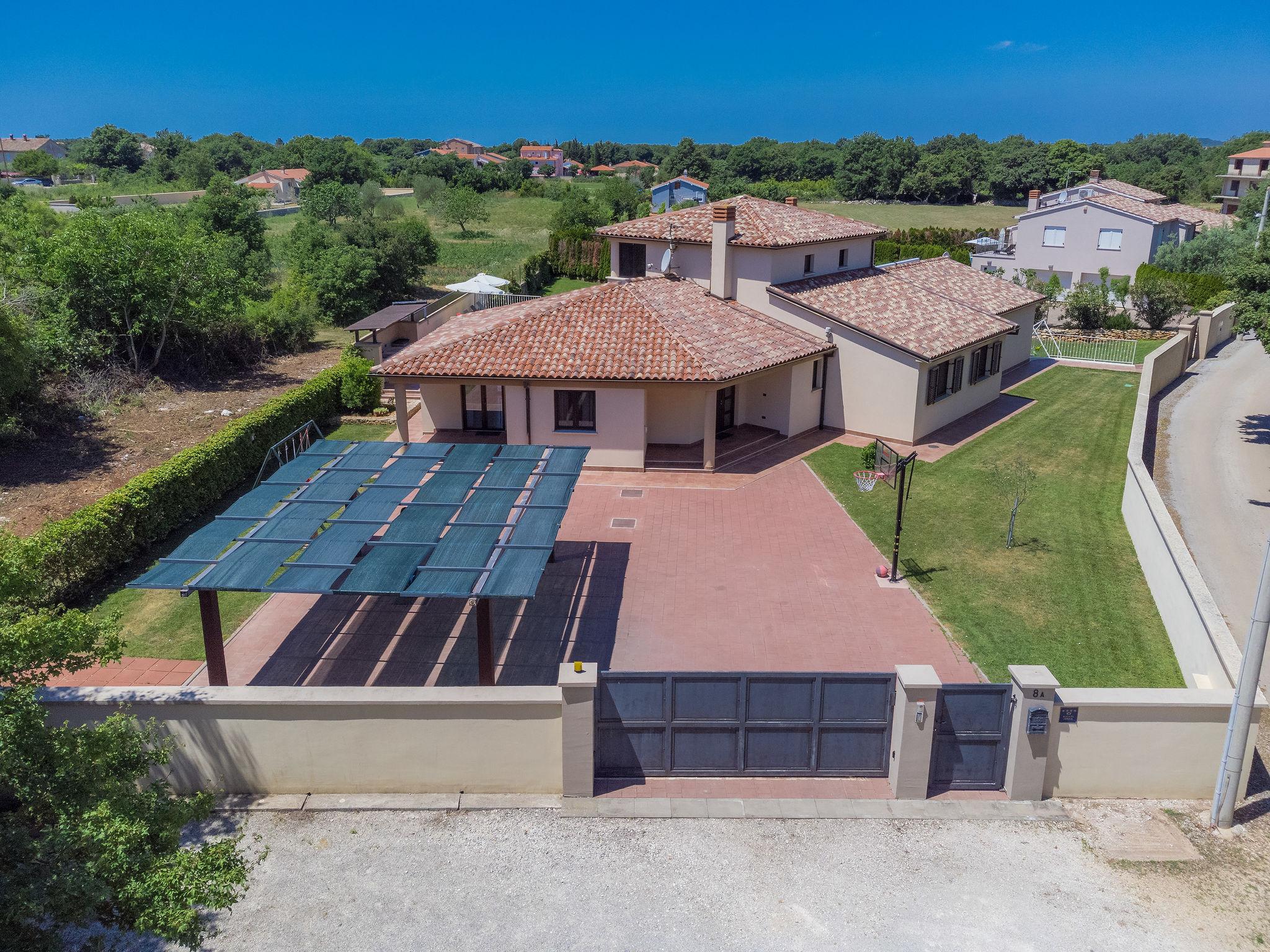 Foto 69 - Casa de 4 quartos em Ližnjan com piscina privada e jardim