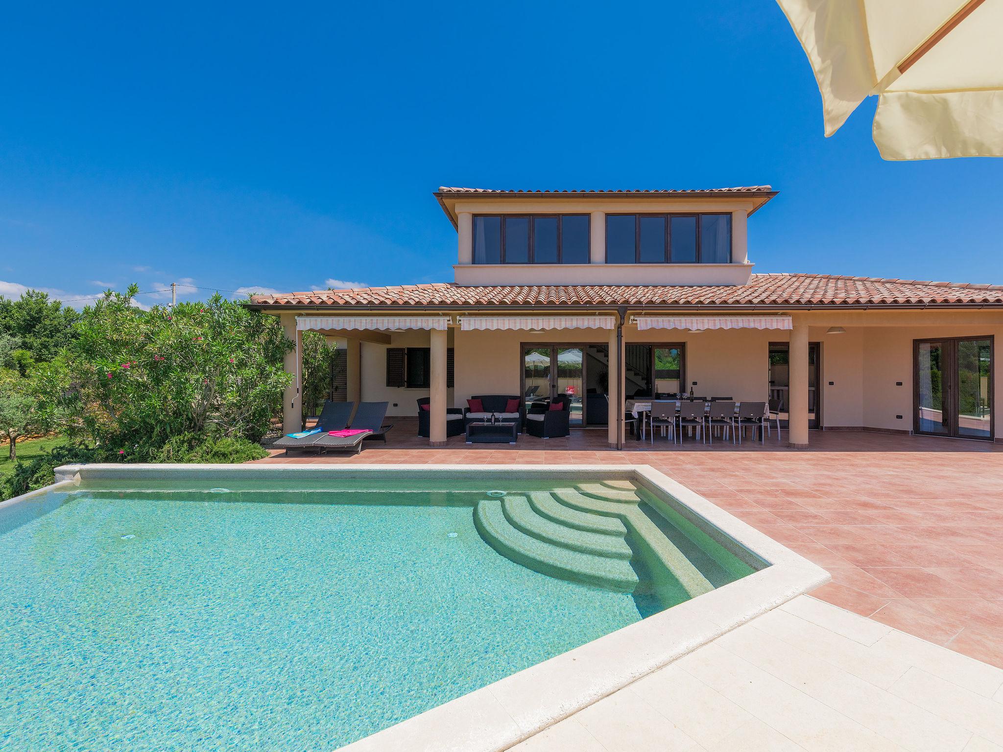 Photo 24 - Maison de 4 chambres à Ližnjan avec piscine privée et vues à la mer