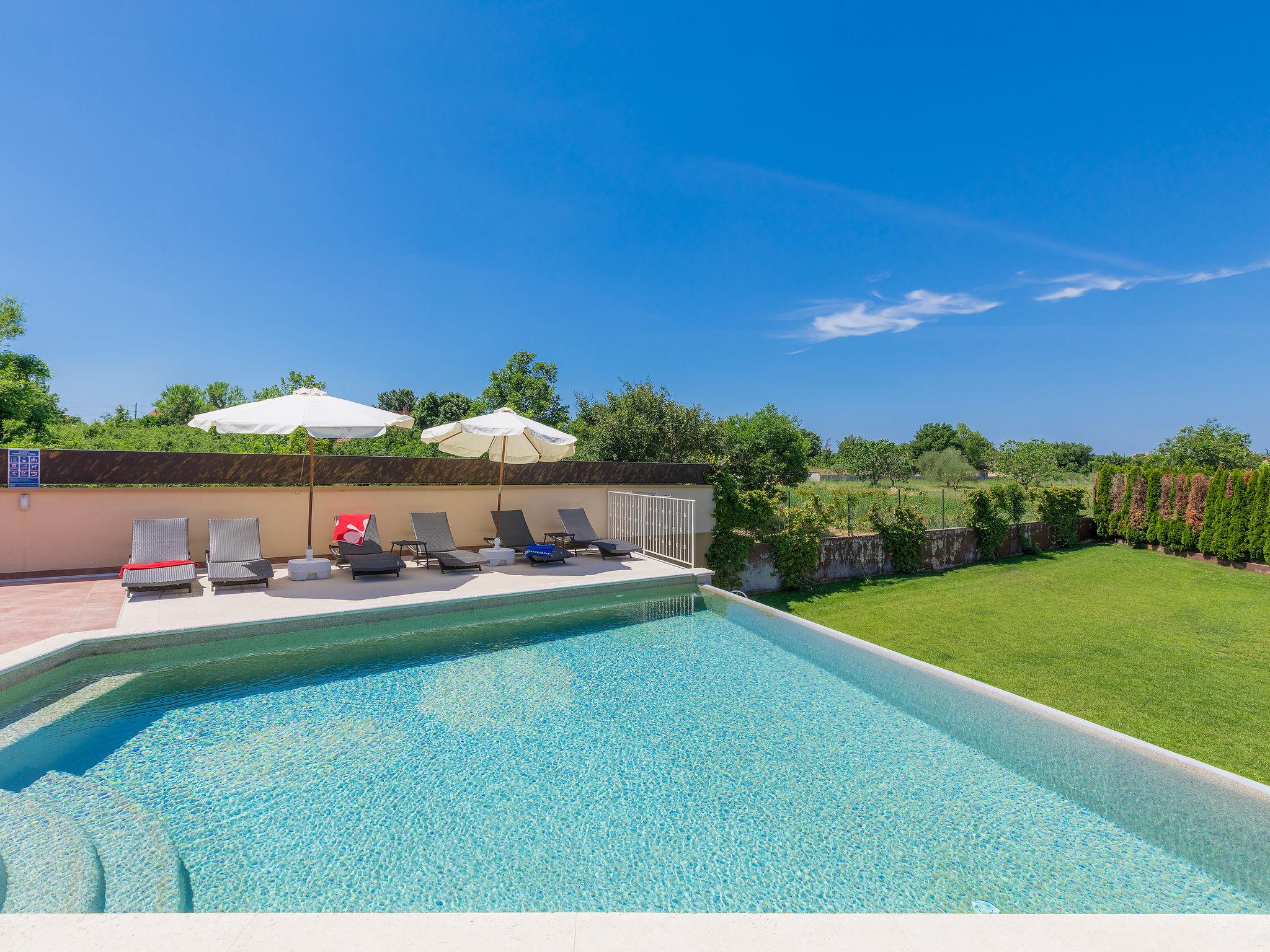 Photo 6 - Maison de 4 chambres à Ližnjan avec piscine privée et jardin