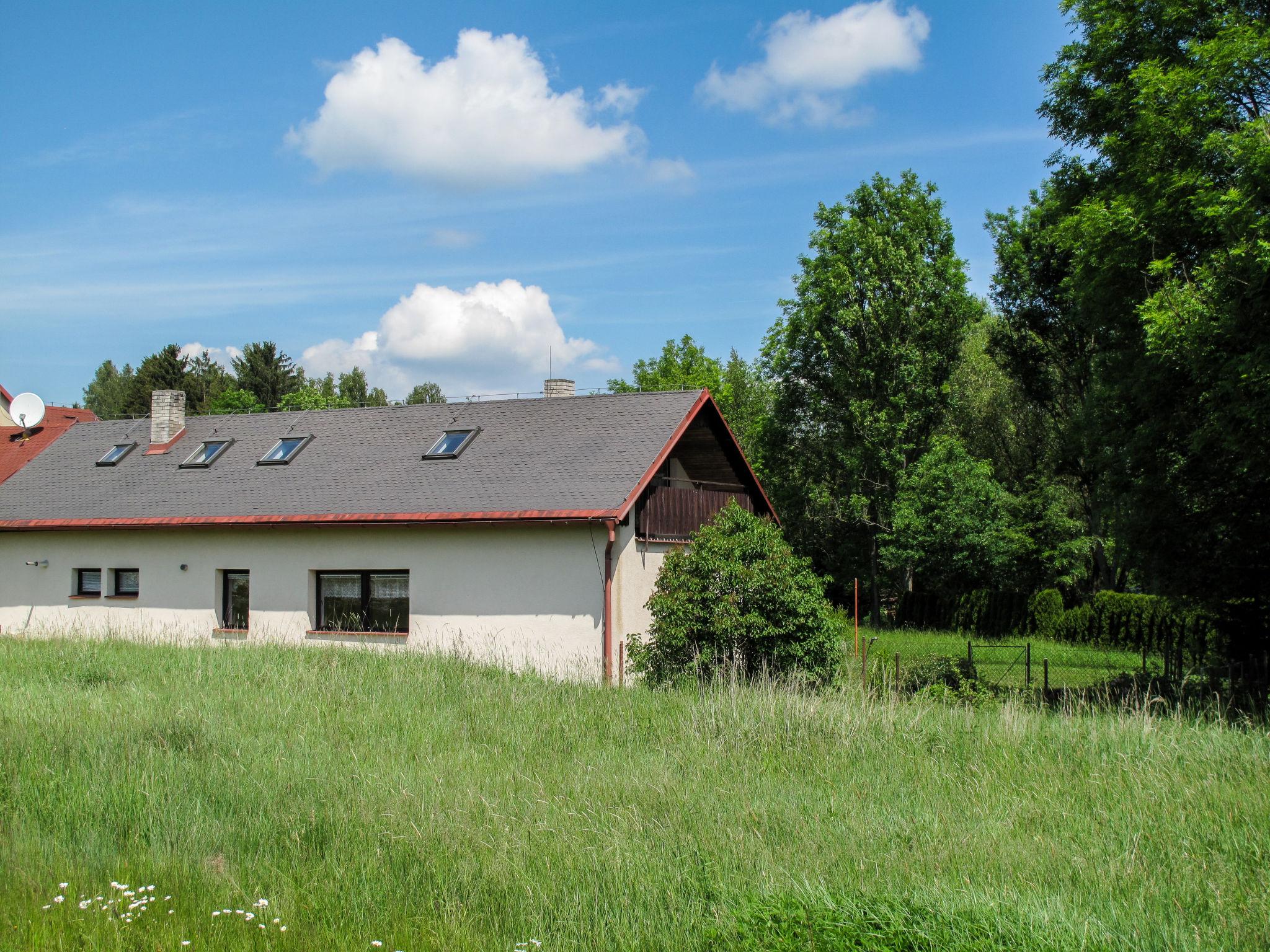 Photo 22 - Maison de 2 chambres à Strmilov avec jardin