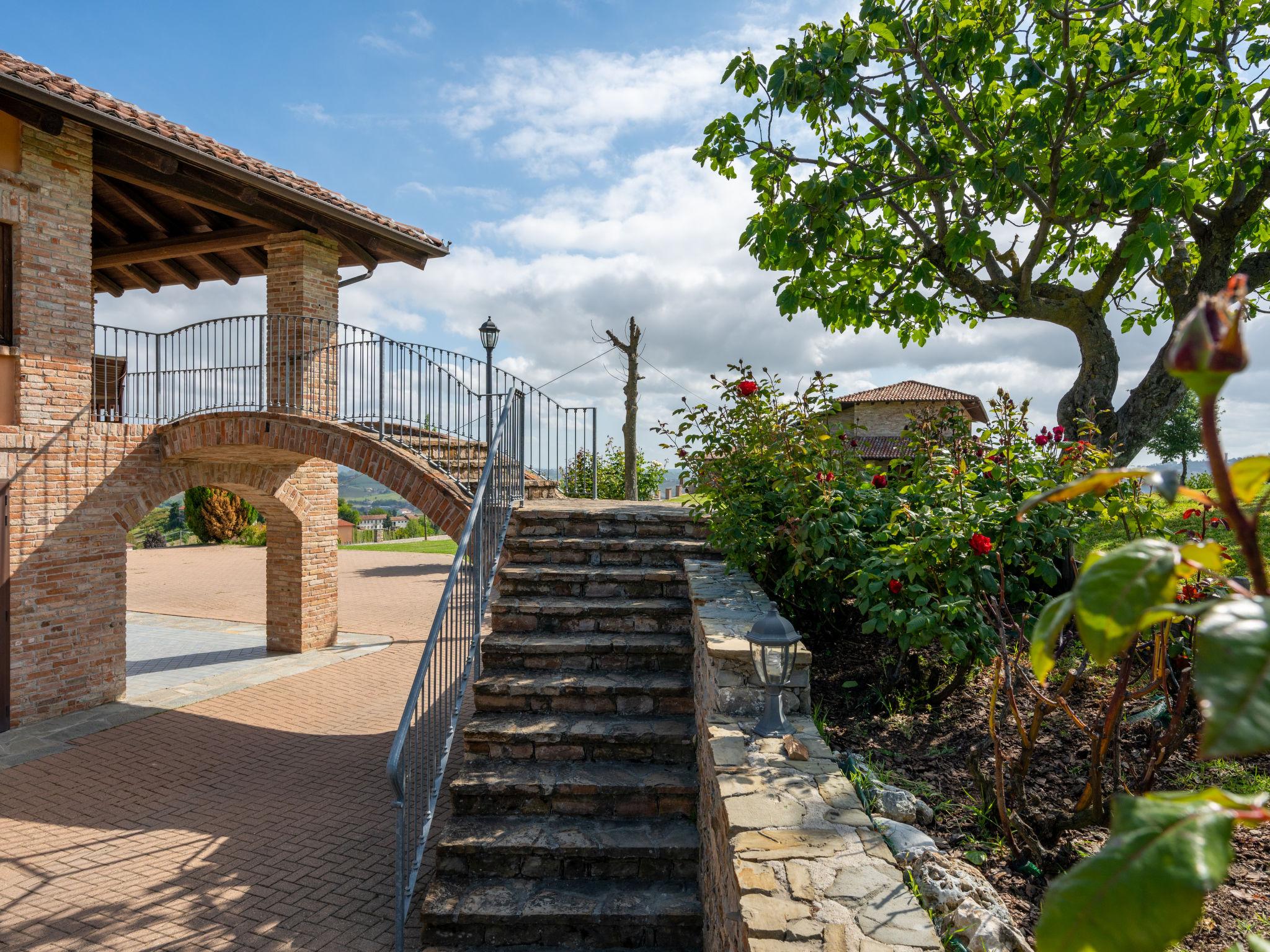 Photo 23 - Maison de 1 chambre à Castagnole delle Lanze avec piscine et jardin