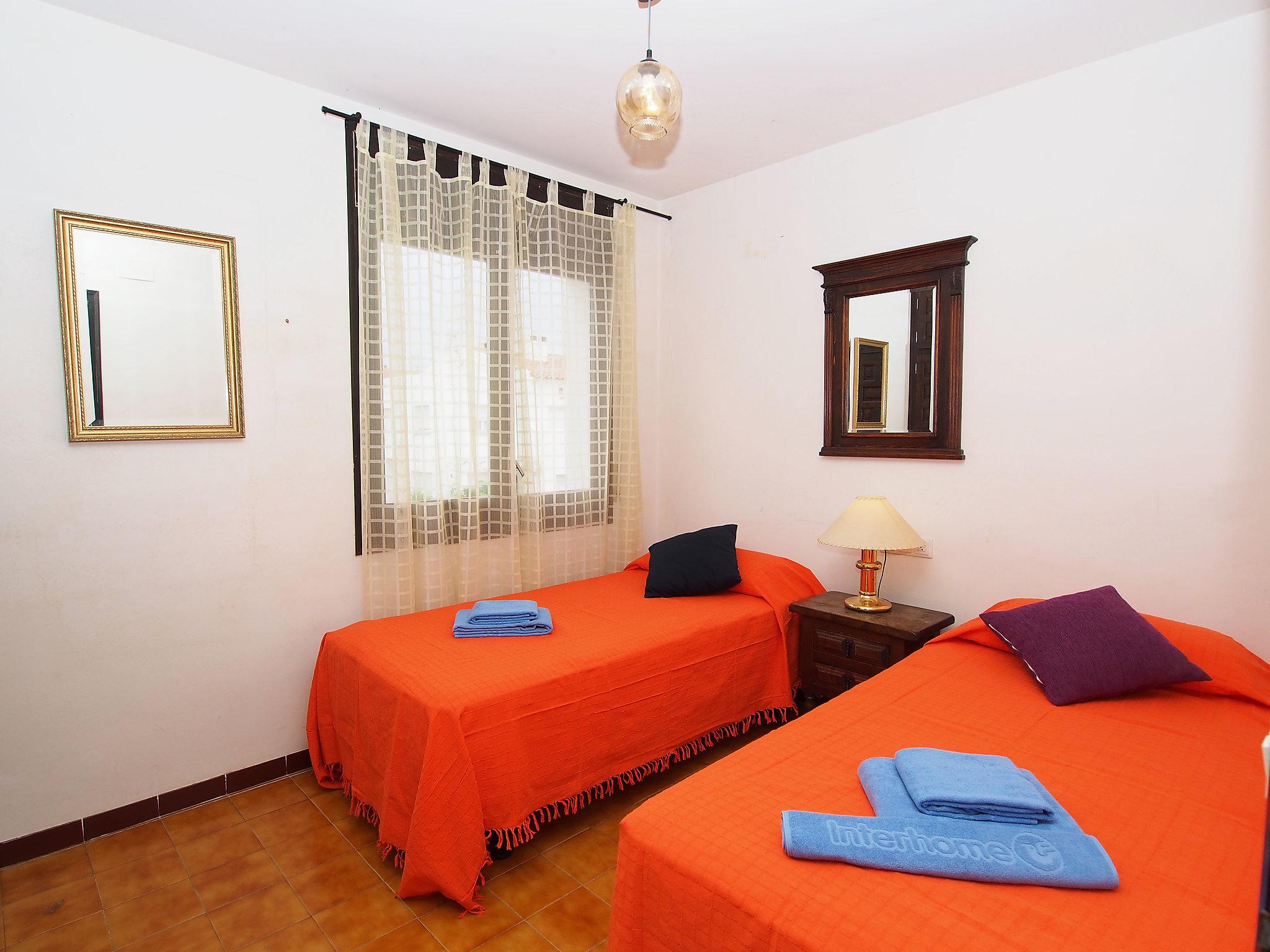 Photo 4 - 2 bedroom House in Castelló d'Empúries with swimming pool and garden