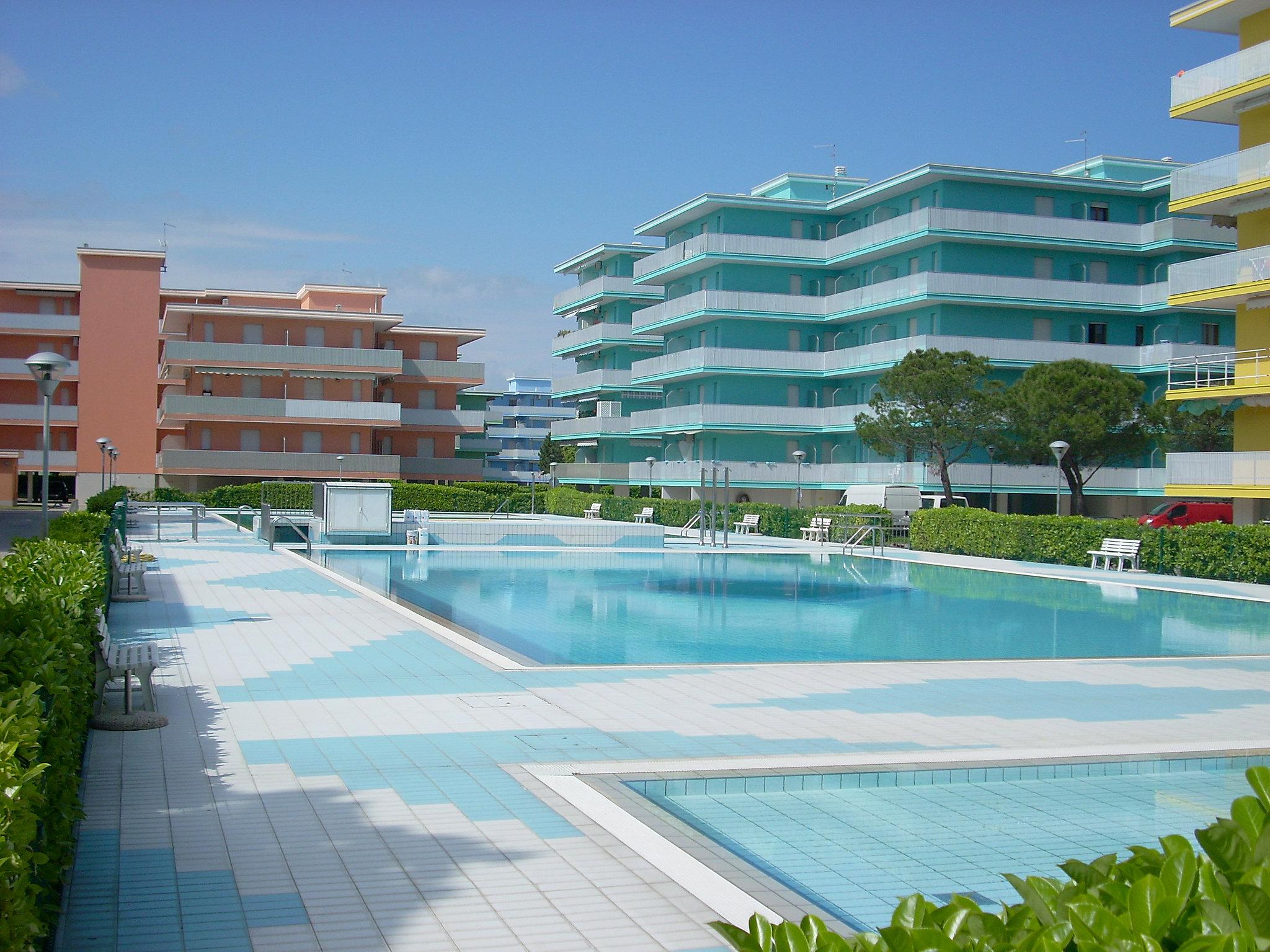 Foto 1 - Apartamento de 2 quartos em San Michele al Tagliamento com piscina e jardim