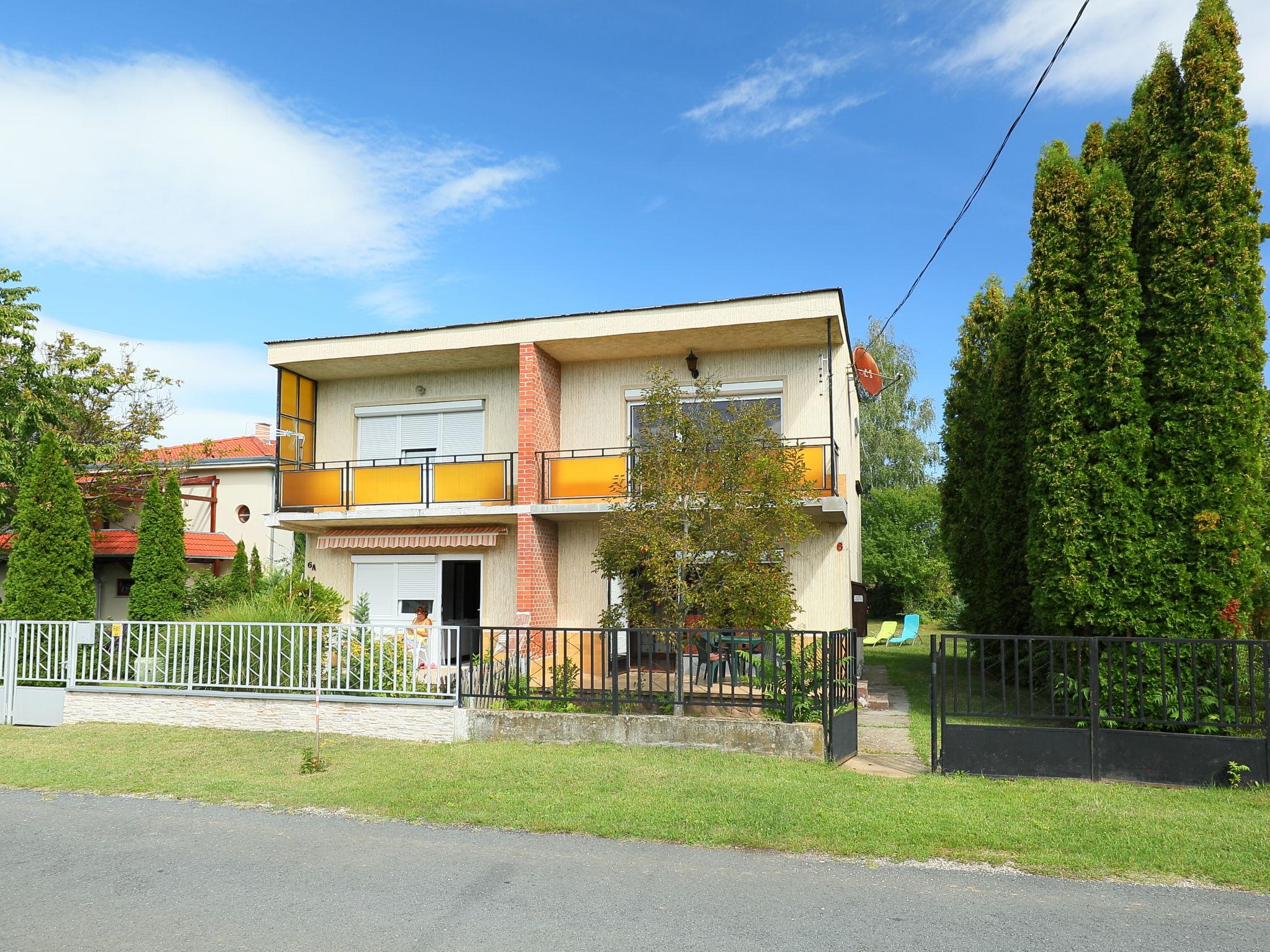 Foto 1 - Casa con 2 camere da letto a Balatonszárszó con giardino e vista mare