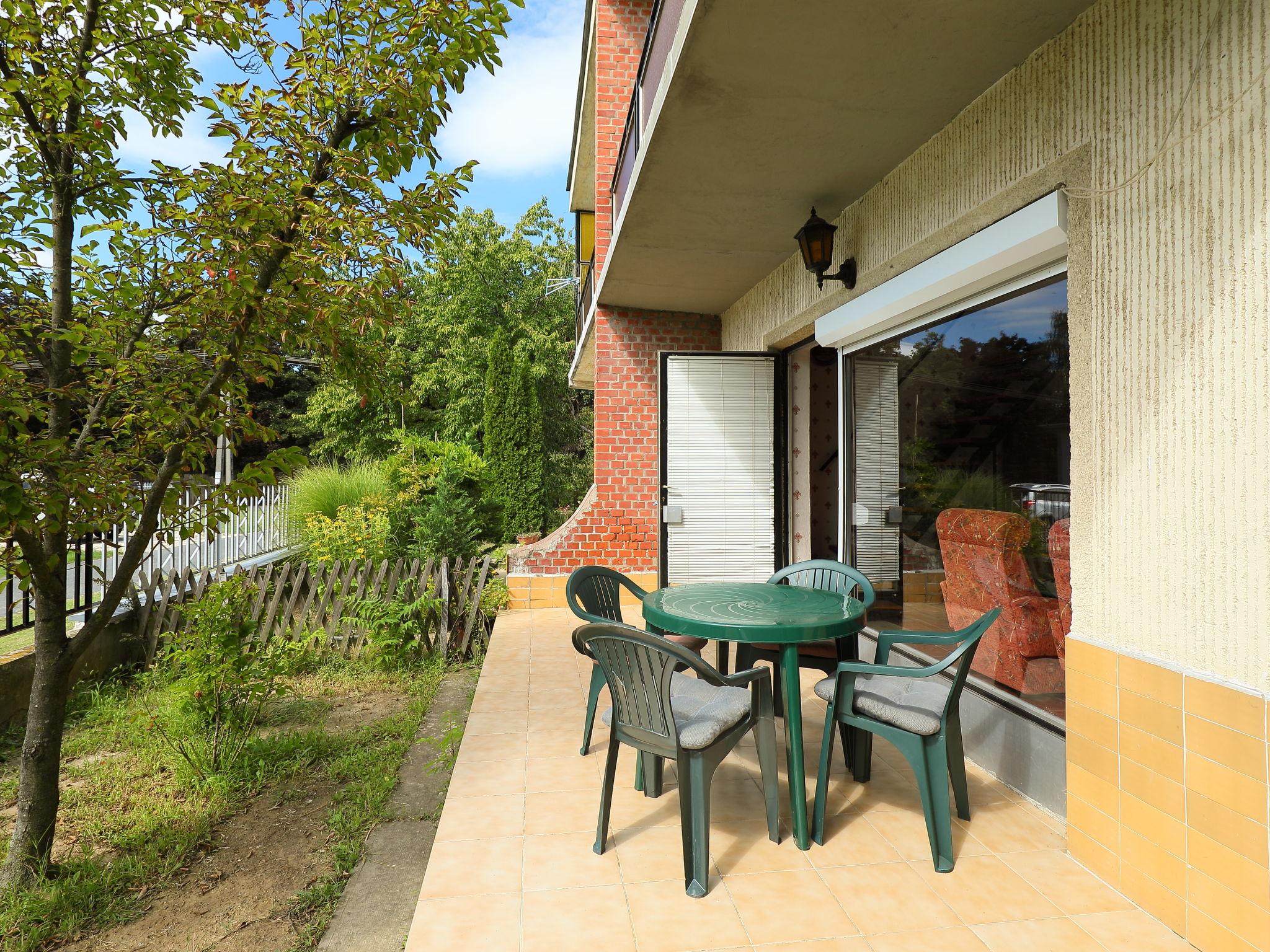 Photo 2 - Maison de 2 chambres à Balatonszárszó avec jardin et vues à la mer