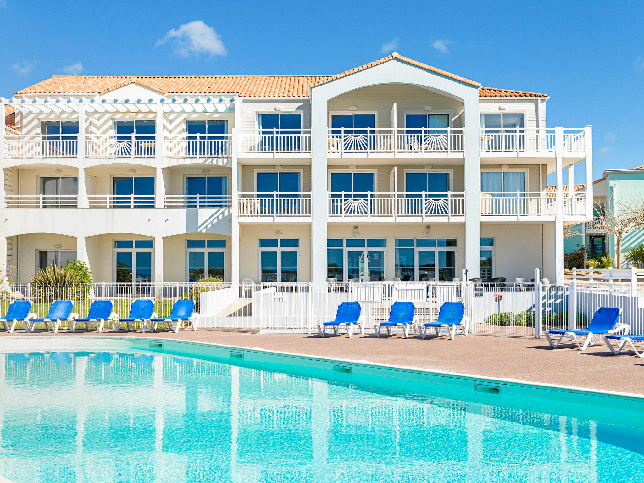 Foto 1 - Appartamento con 1 camera da letto a Les Sables-d'Olonne con piscina e vista mare