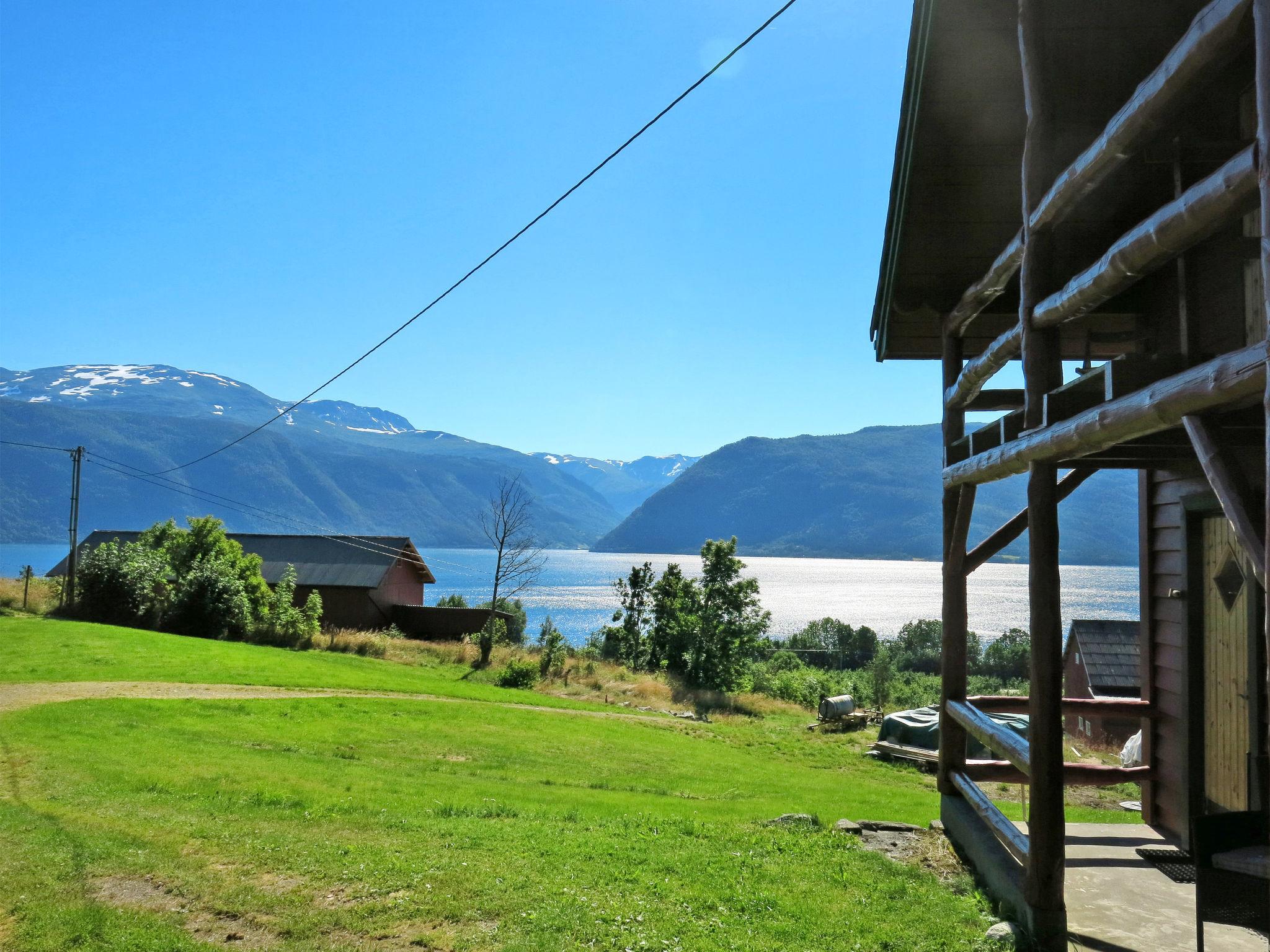 Foto 1 - Casa de 3 quartos em Balestrand com jardim e terraço