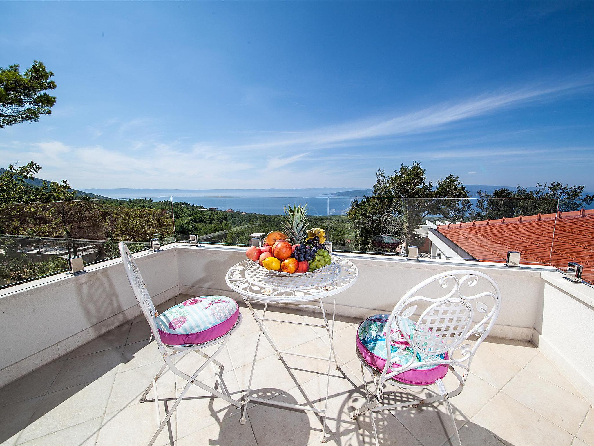 Foto 15 - Casa con 5 camere da letto a Baška Voda con piscina privata e vista mare